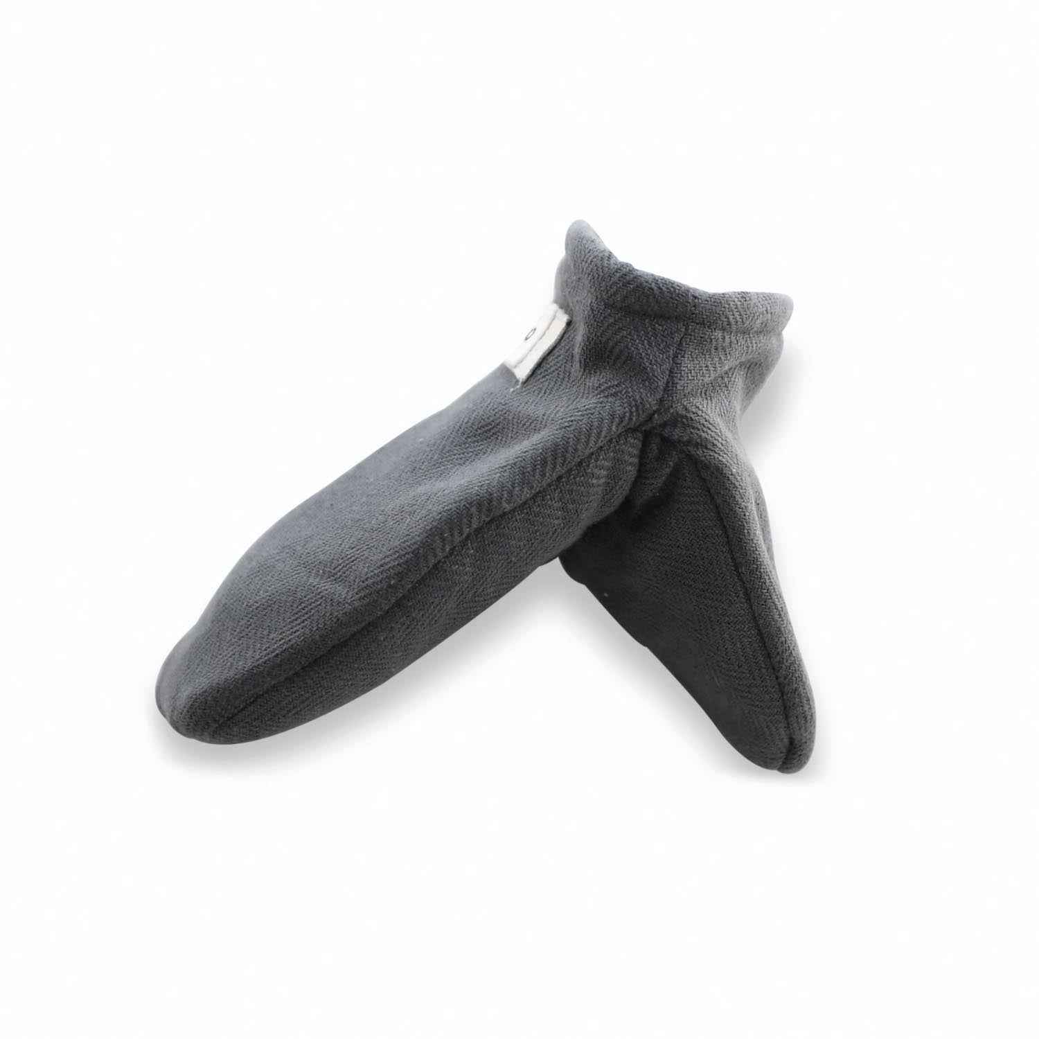 Mini Ofenhandschuhe 14x14cm dark grey Biobaumwolle in 0 präsentiert im Onlineshop von KAQTU Design AG. Backen ist von The Organic Company