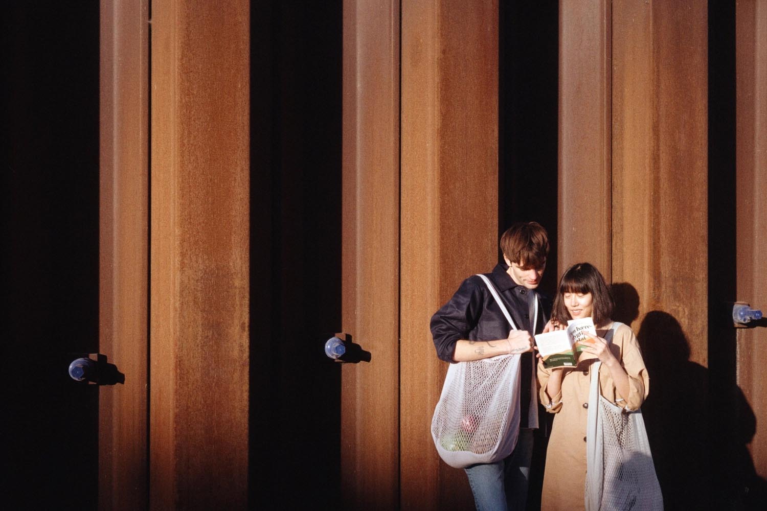 Nachhaltige Net Shoulder Tasche aus Biobaumwolle, 44x15x45cm, Farbe Clay, perfekt für umweltbewusstes Tragen und Verstauen.