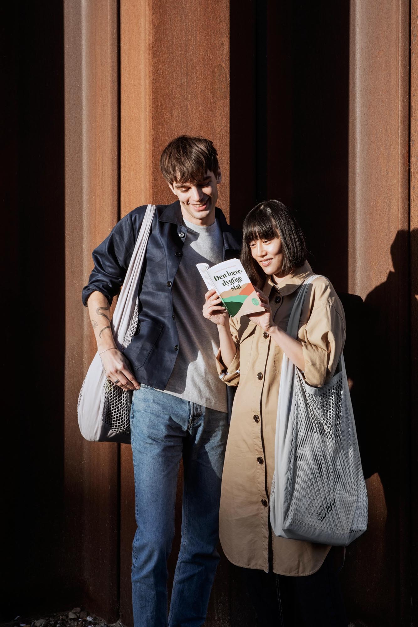 Stilvolle Netztasche aus Bio-Baumwolle in Dunkelgrün, 44x15x45cm, ideal für Einkäufe und Alltag, von The Organic Company.