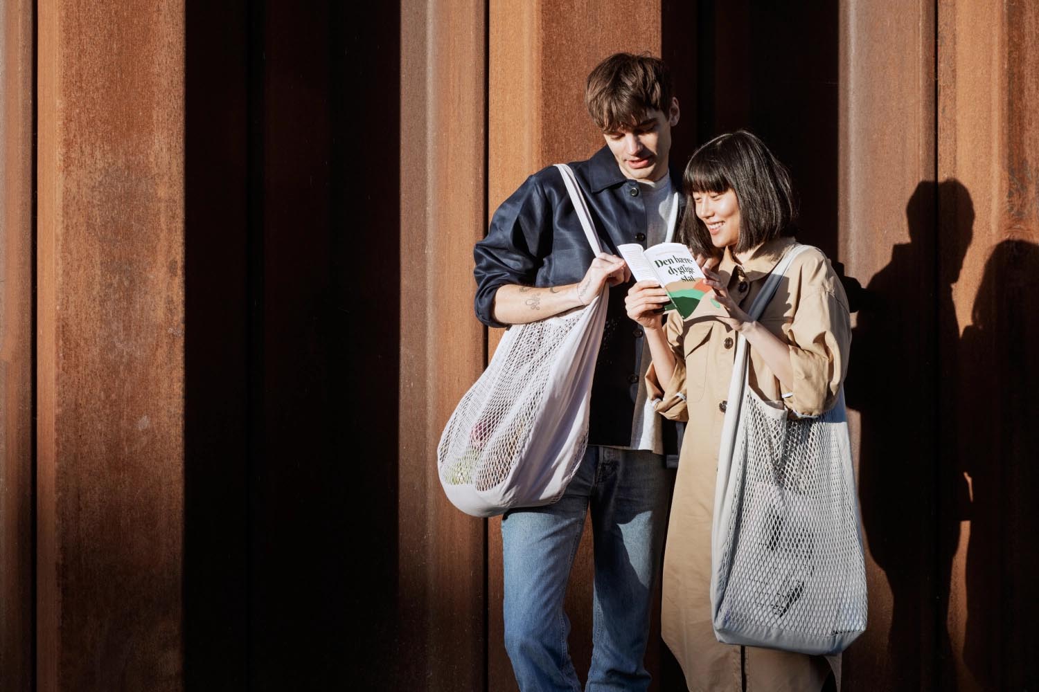 Stilvolle Netztasche aus Bio-Baumwolle in Dunkelgrün, 44x15x45cm, ideal für Einkäufe und umweltbewusste Nutzung.