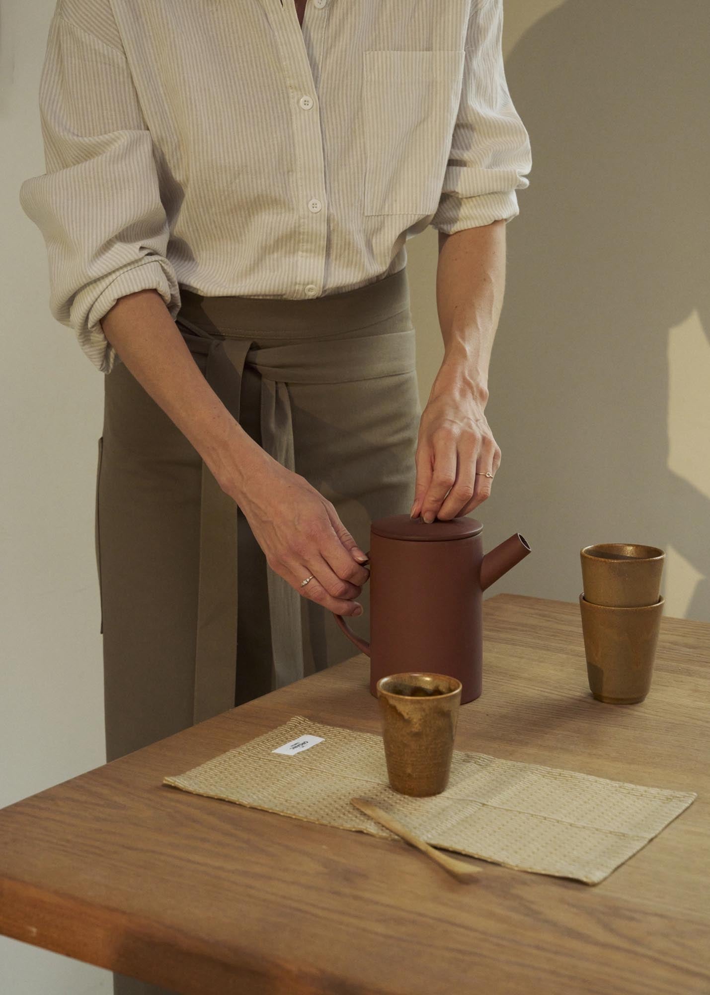 Nachhaltige Schürze aus 100% Biobaumwolle, 100x38cm, in elegantem Clay-Ton, von The Organic Company. Praktisch und umweltfreundlich.