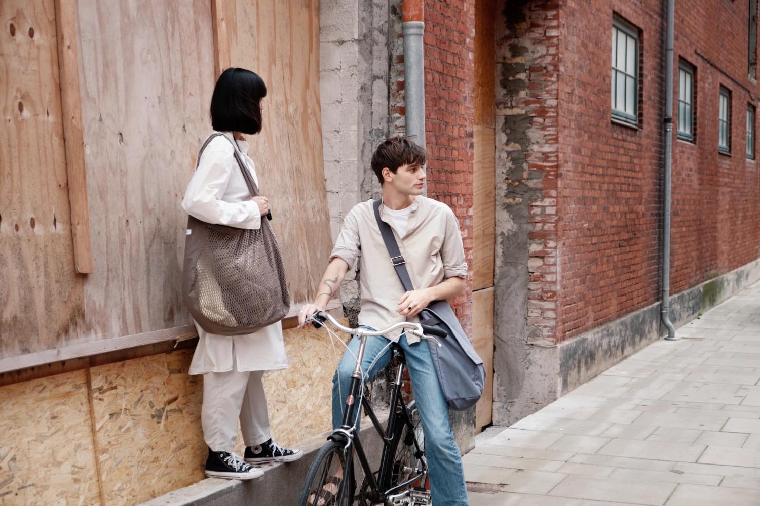 Nachhaltige Net Shoulder Tasche aus Bio-Baumwolle in Khaki, 44x15x45cm, ideal für umweltbewusste und stilvolle Nutzung.