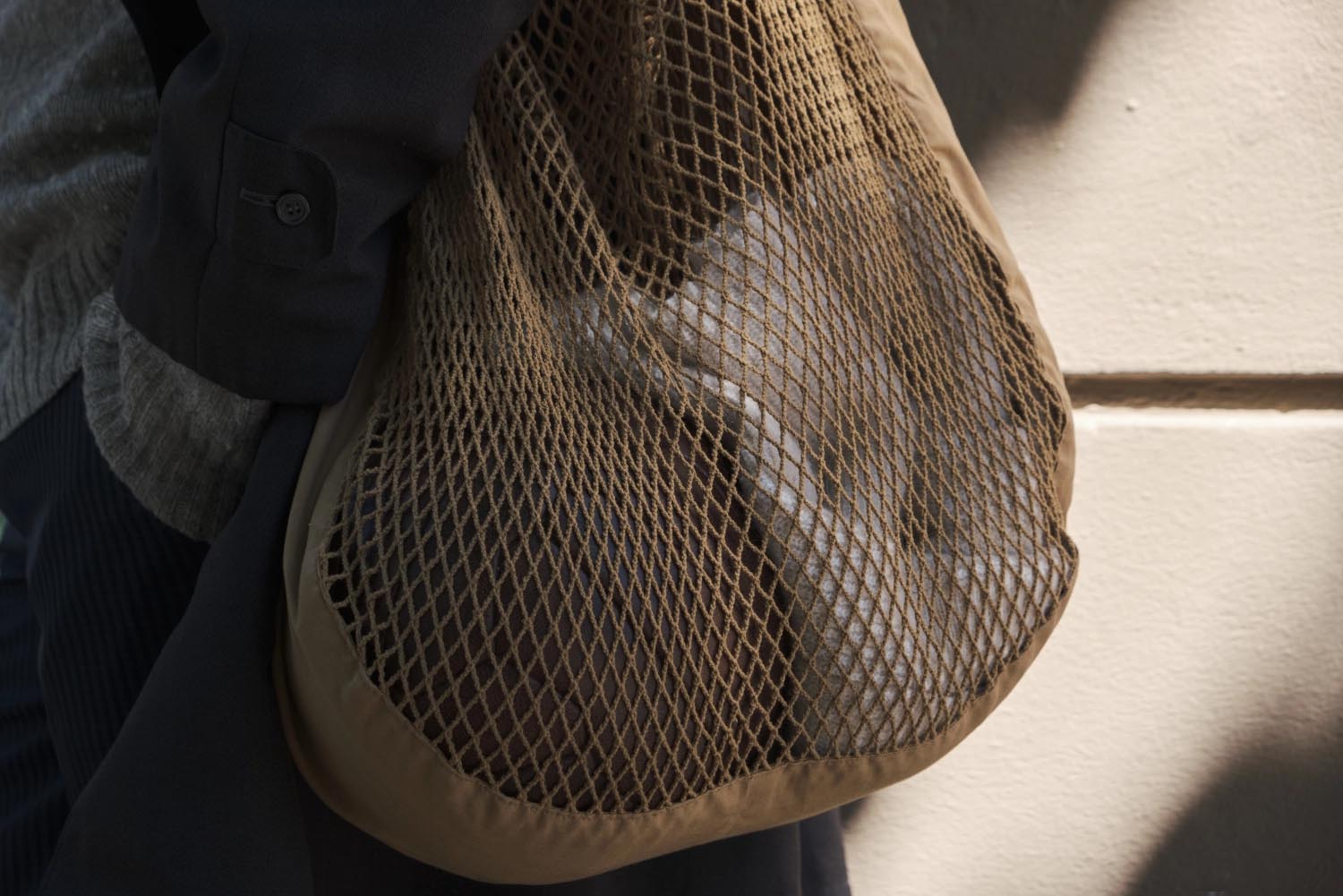 Nachhaltige Net Shoulder Tasche aus Biobaumwolle in Khaki, 44x15x45cm, ideal für umweltbewusste Einkäufe.