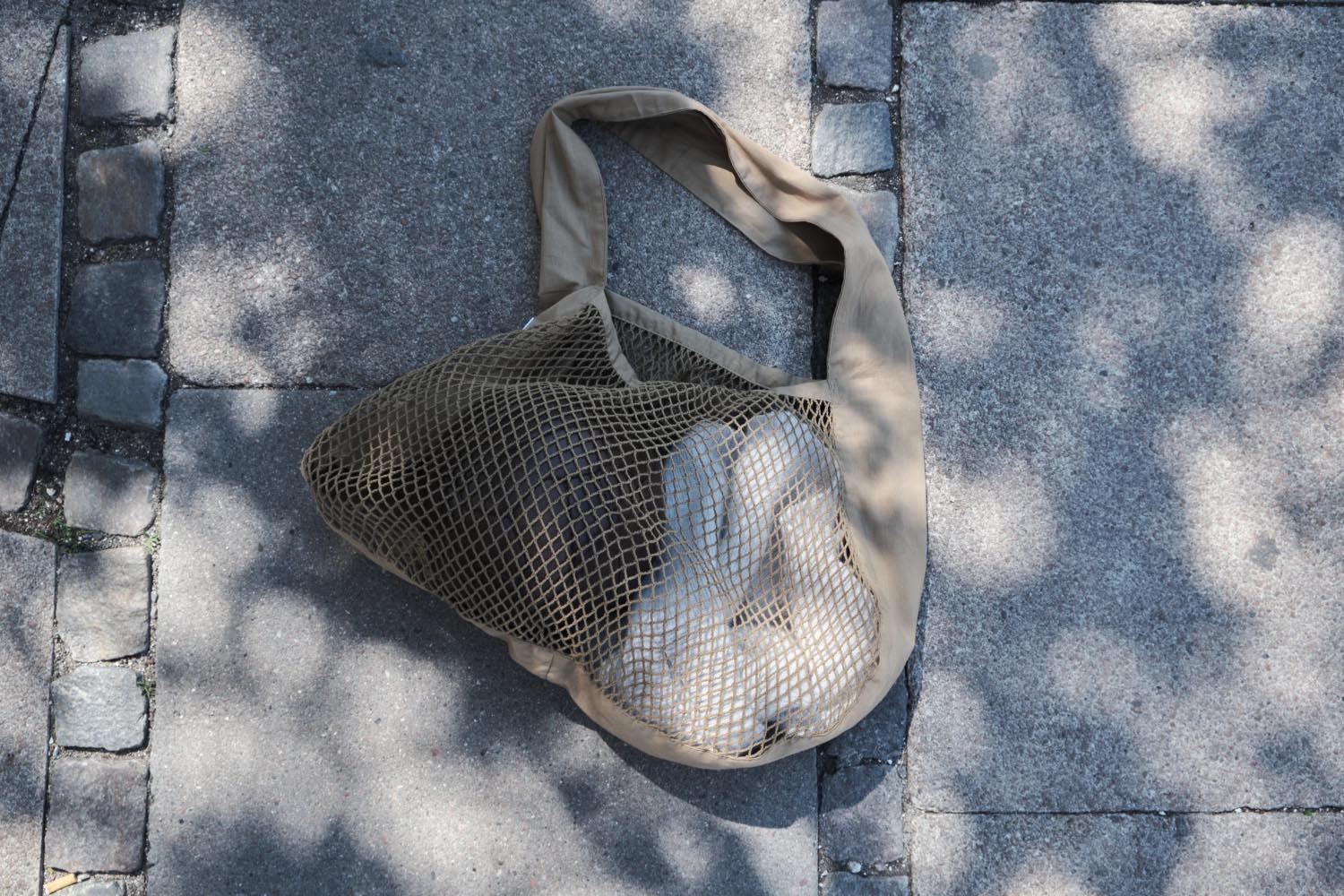 Stilvolle Net Shoulder Tasche aus Bio-Baumwolle in Khaki, 44x15x45cm, perfekt für nachhaltige und praktische Nutzung.