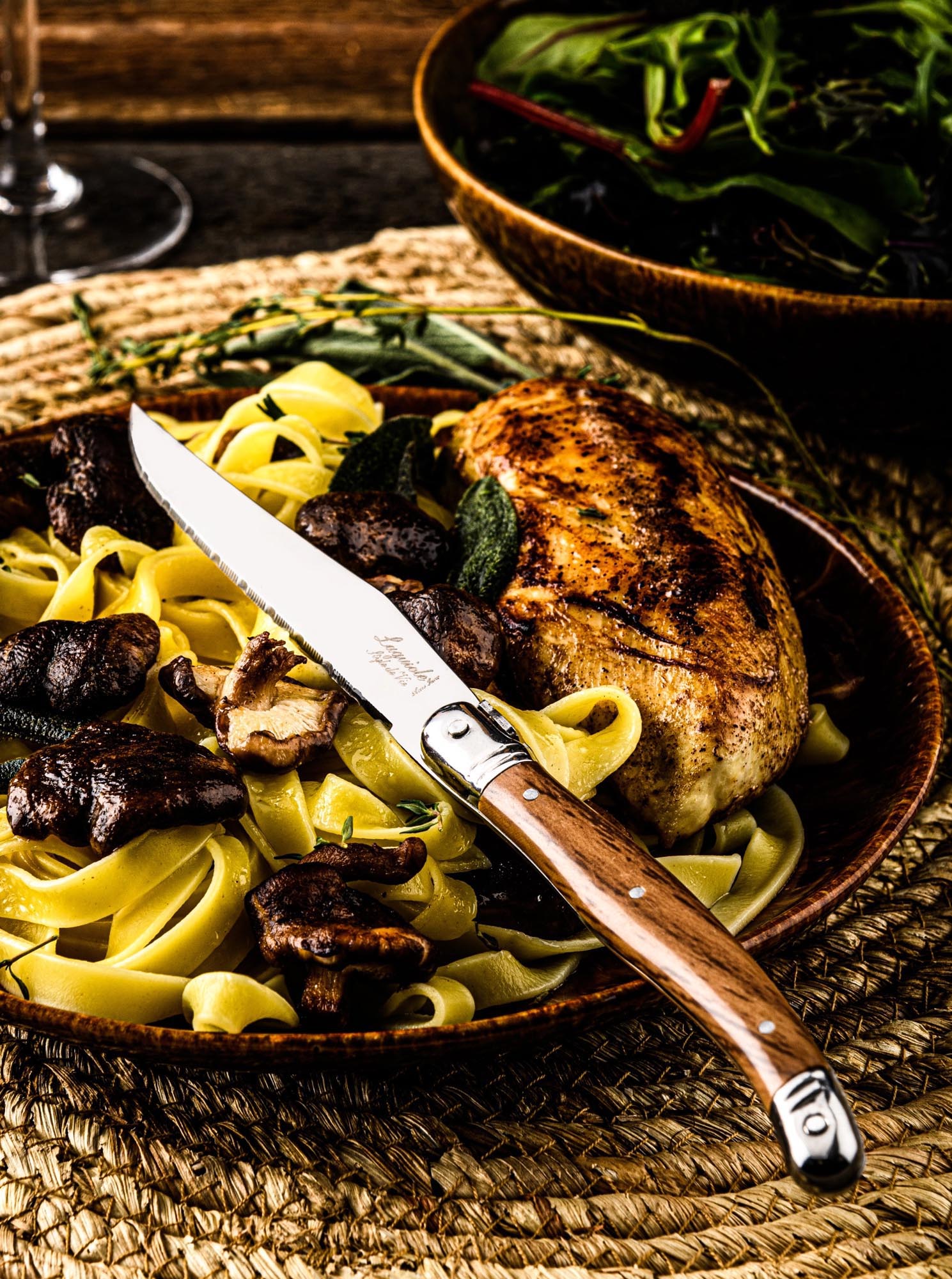 Hochwertiges Steakmesser mit Holzgriff, 1.8mm Klinge, Laguiole Style de Vie Premium Line, perfekt für genussvolles Essen.