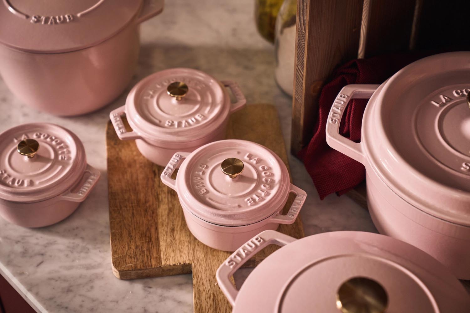 Runde Gusseisen-Cocotte von Staub, 28cm, 6.7l, in Sorbet Rose. Ideal für Schmorgerichte, robust und elegant.