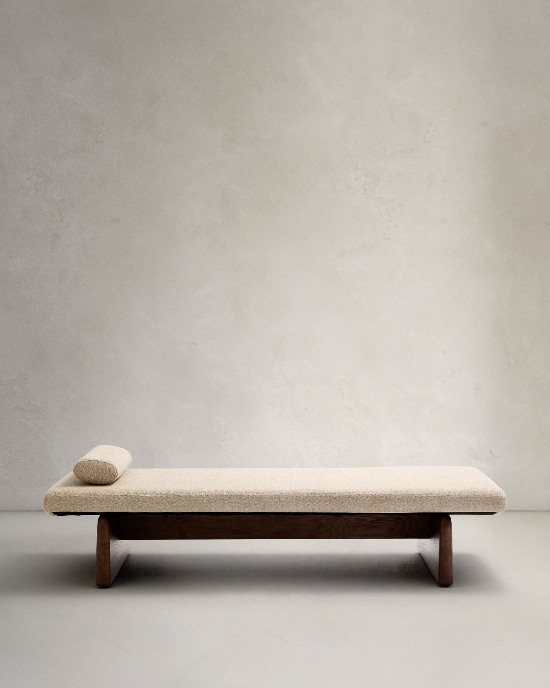 Stilvolle Chaiselongue Topaz aus beigem Chenille, massivem Eschenholz mit Walnuss-Finish, 200 cm, FSC 100%, von Kave Home.