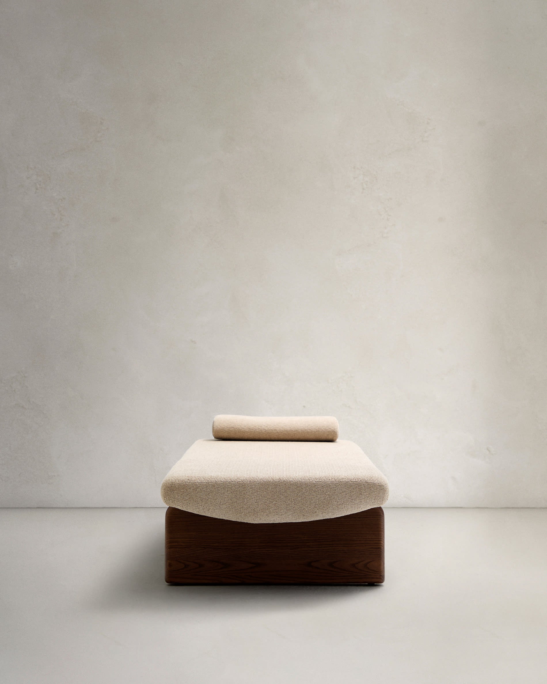 Elegante Chaiselongue Topaz aus beigem Chenille, Eschenholz mit Walnuss-Finish, 200 cm, FSC-zertifiziert, von Kave Home.