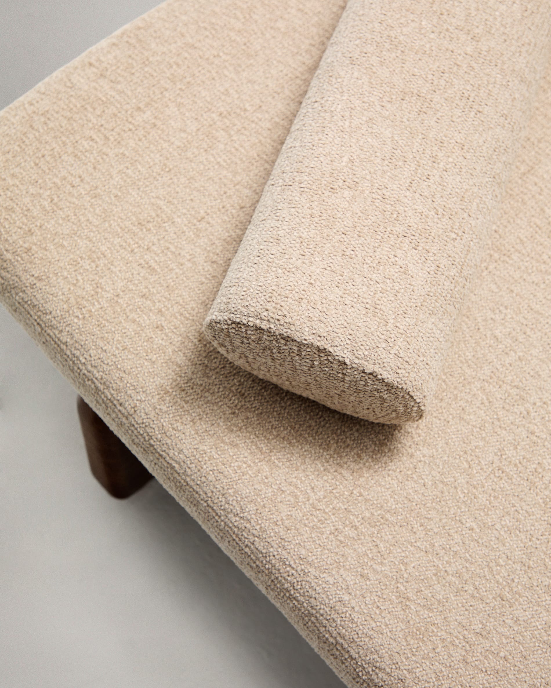 Moderne Chaiselongue Topaz in beigem Chenille und stabilem Eschenholz mit Walnuss-Finish, ideal für stilvolle Wohnräume.