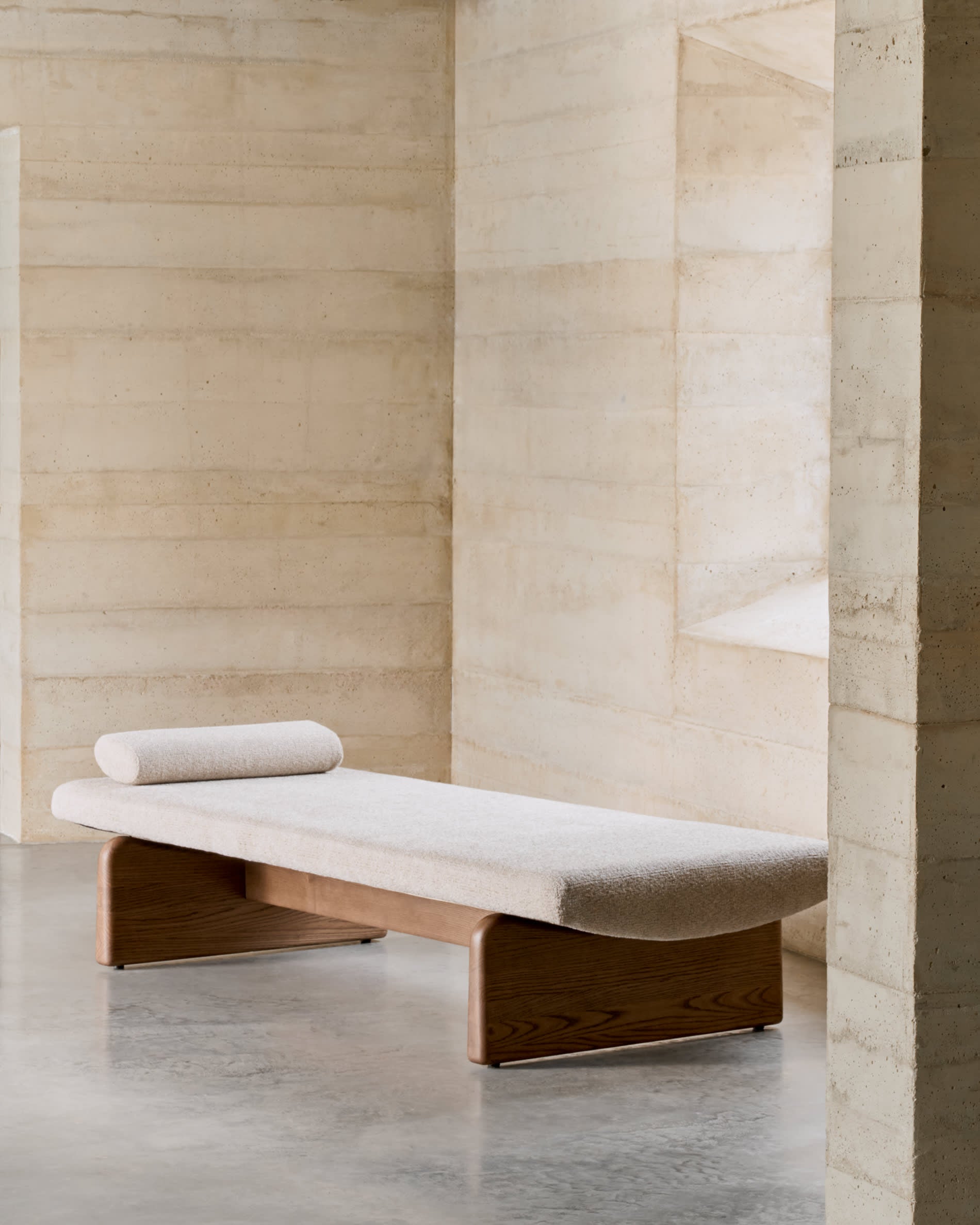 Stilvolle Chaiselongue Topaz aus beigem Chenille, Eschenholz mit Walnuss-Finish, 200 cm, FSC-zertifiziert, von Kave Home.