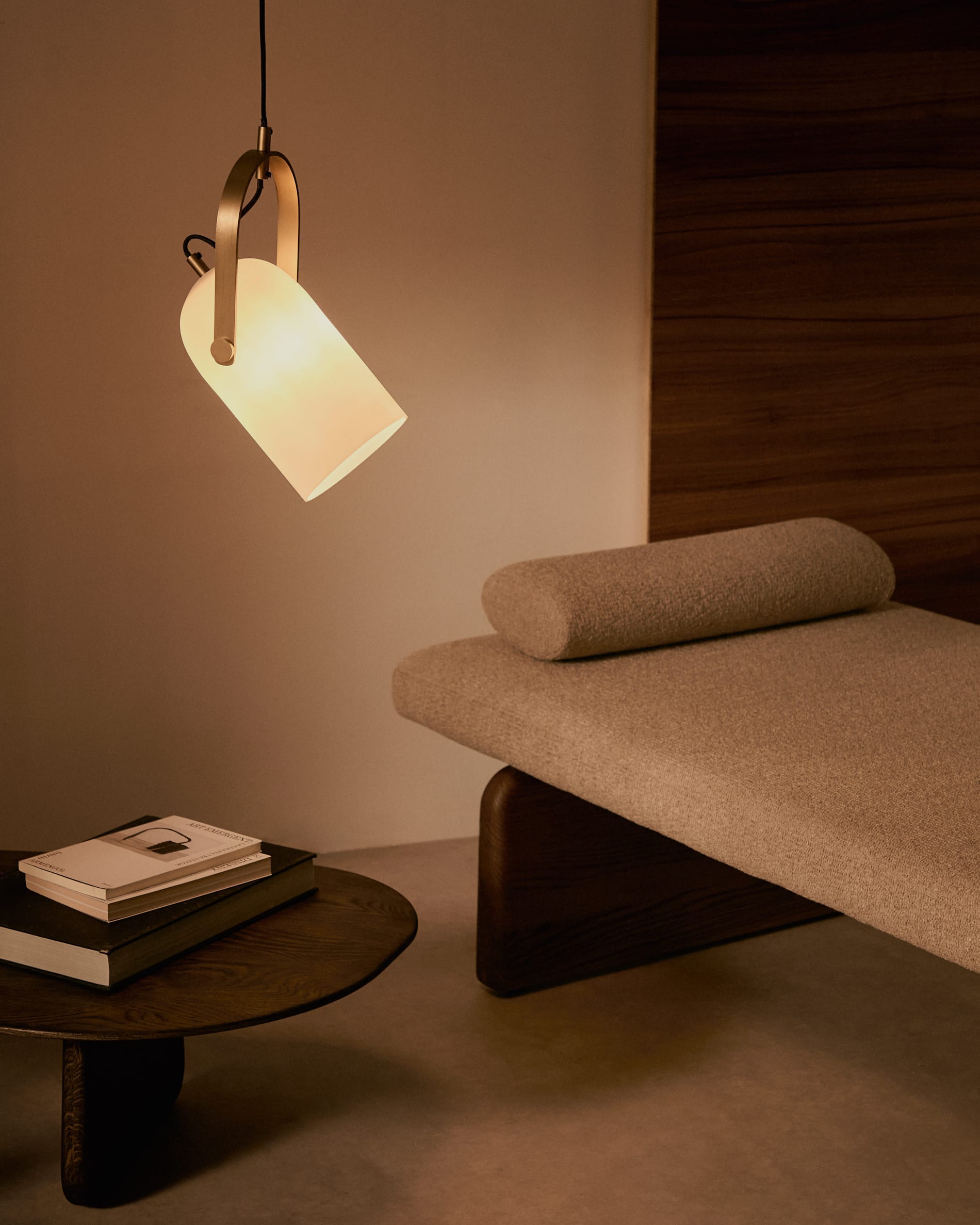 Stilvolle Chaiselongue Topaz aus beigem Chenille, massivem Eschenholz mit Walnuss-Finish, 200 cm, FSC 100%, von Kave Home.