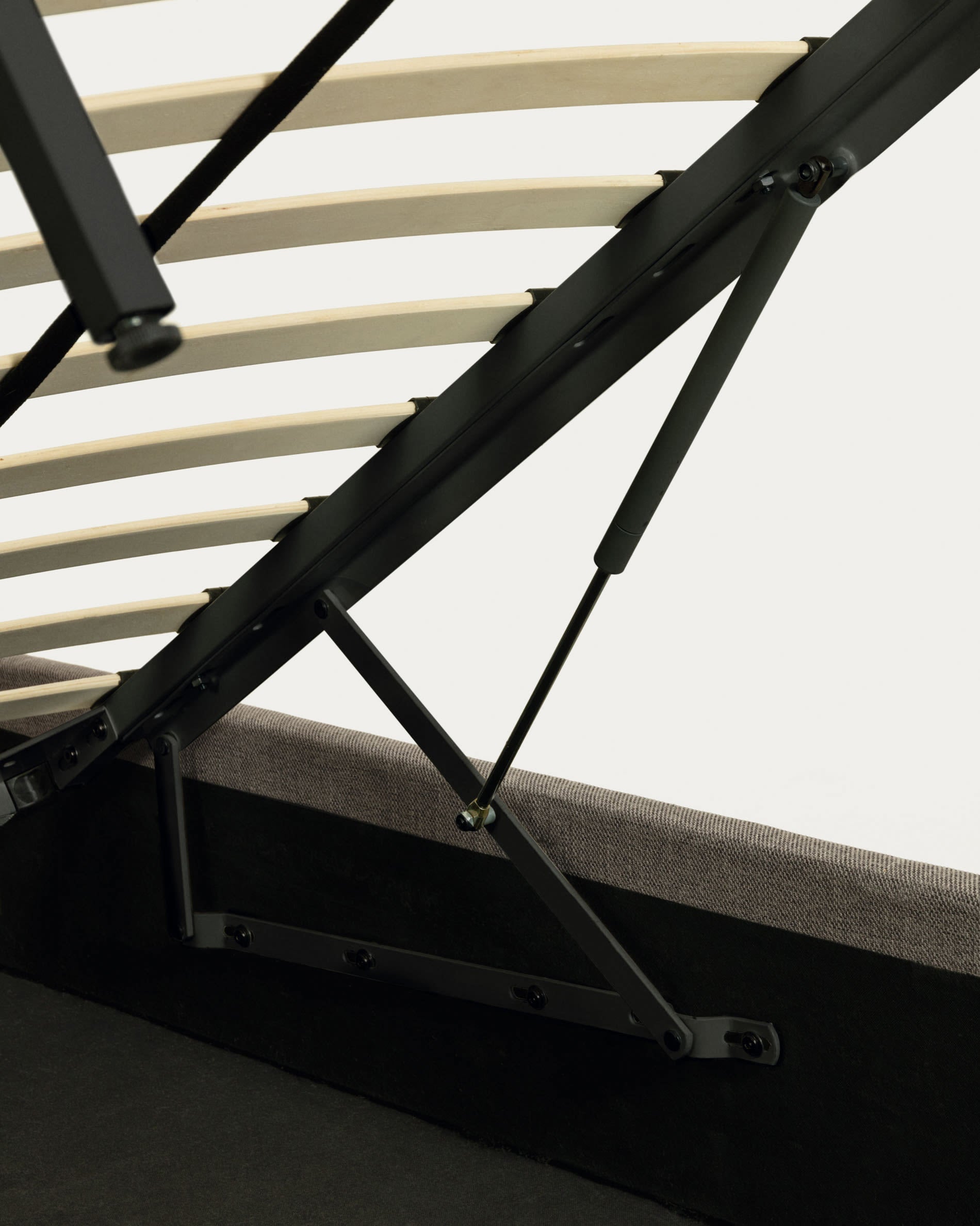 Das graue Nahiri Bett von Kave Home vereint stilvolles Design mit praktischem Stauraum und bietet optimalen Schlafkomfort für Matratzen 180 x 200 cm.