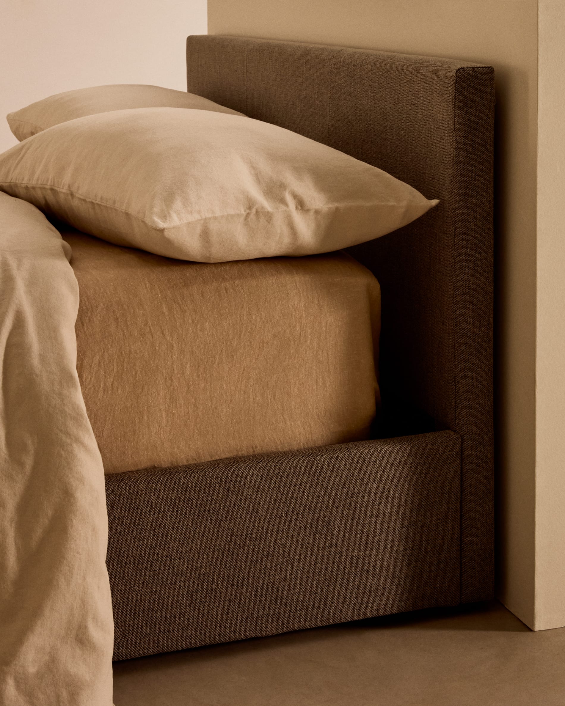 Das elegante Nahiri Bett von Kave Home in Grau, für 180x200 cm Matratzen, kombiniert modernes Design mit praktischem Stauraum.