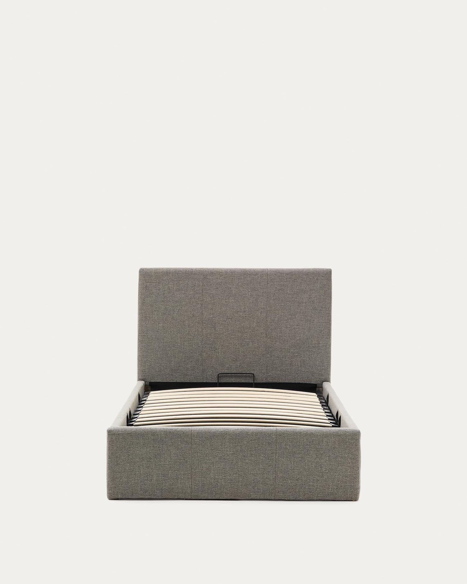 Das graue Nahiri Bett von Kave Home, passend für 90x200 cm Matratzen, kombiniert Stil mit praktischem Stauraum für Ihr Schlafzimmer.