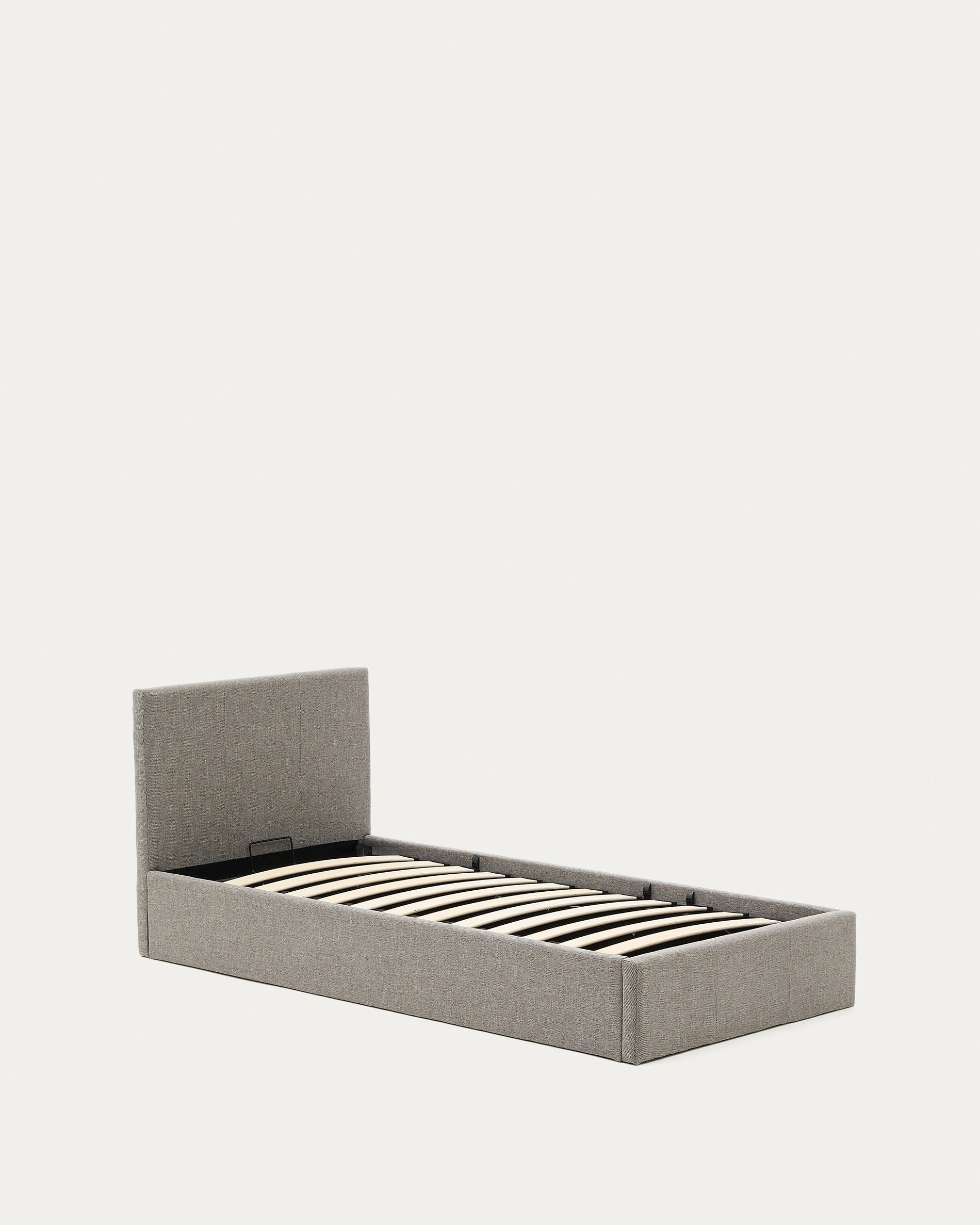 Das Nahiri Bett in Grau von Kave Home bietet Platz für 90x200 cm Matratzen und überzeugt mit stilvollem Design und praktischem Stauraum.