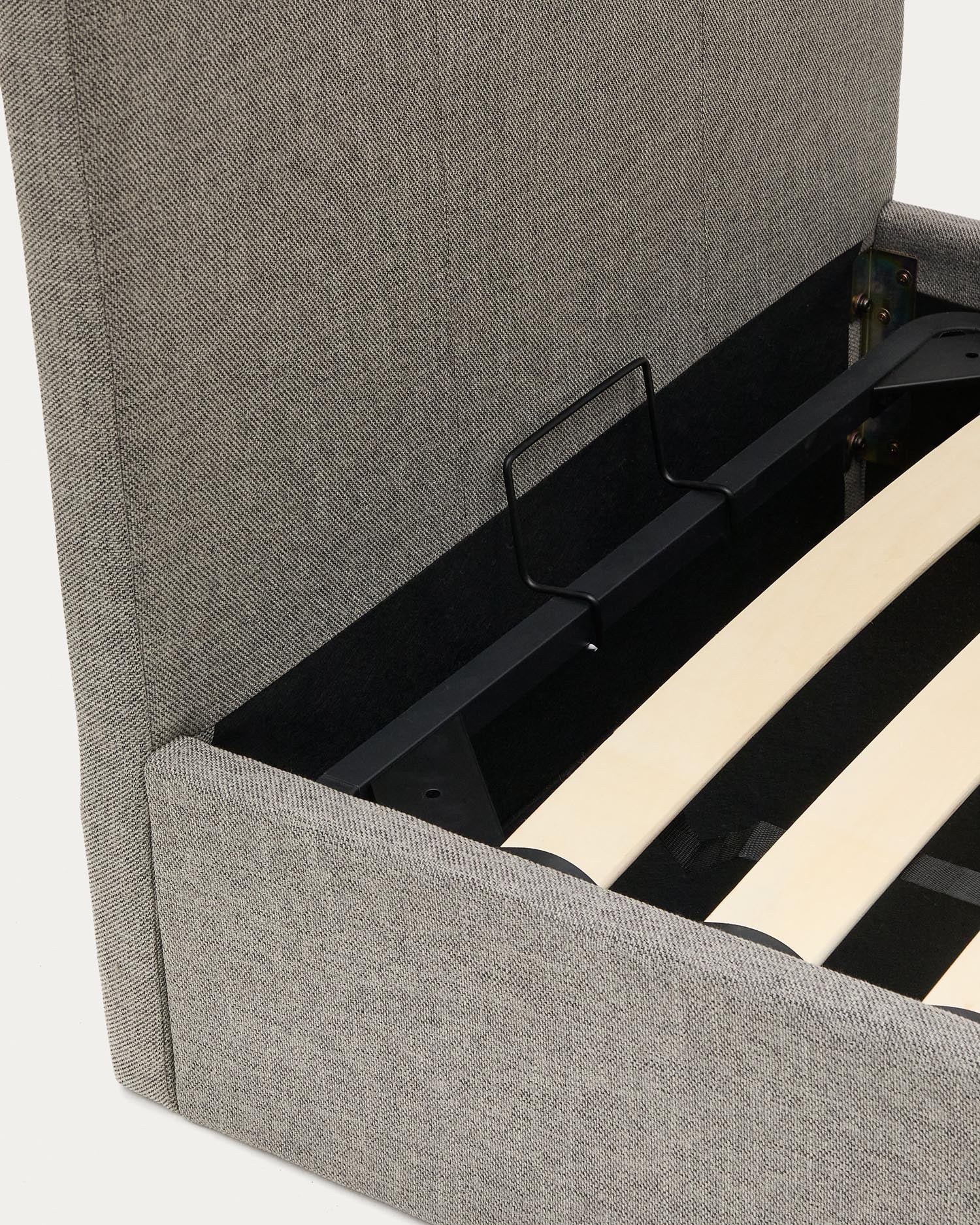 Entdecken Sie das graue Nahiri Bett von Kave Home, das mit Stauraum und elegantem Design überzeugt. Ideal für 90 x 200 cm Matratzen.