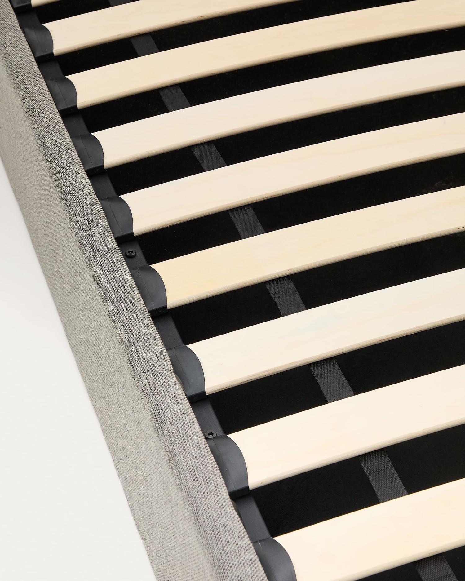 Das Nahiri Bett in Grau von Kave Home vereint stilvolles Design mit praktischem Stauraum. Perfekt für 90 x 200 cm Matratzen und kleine Räume.