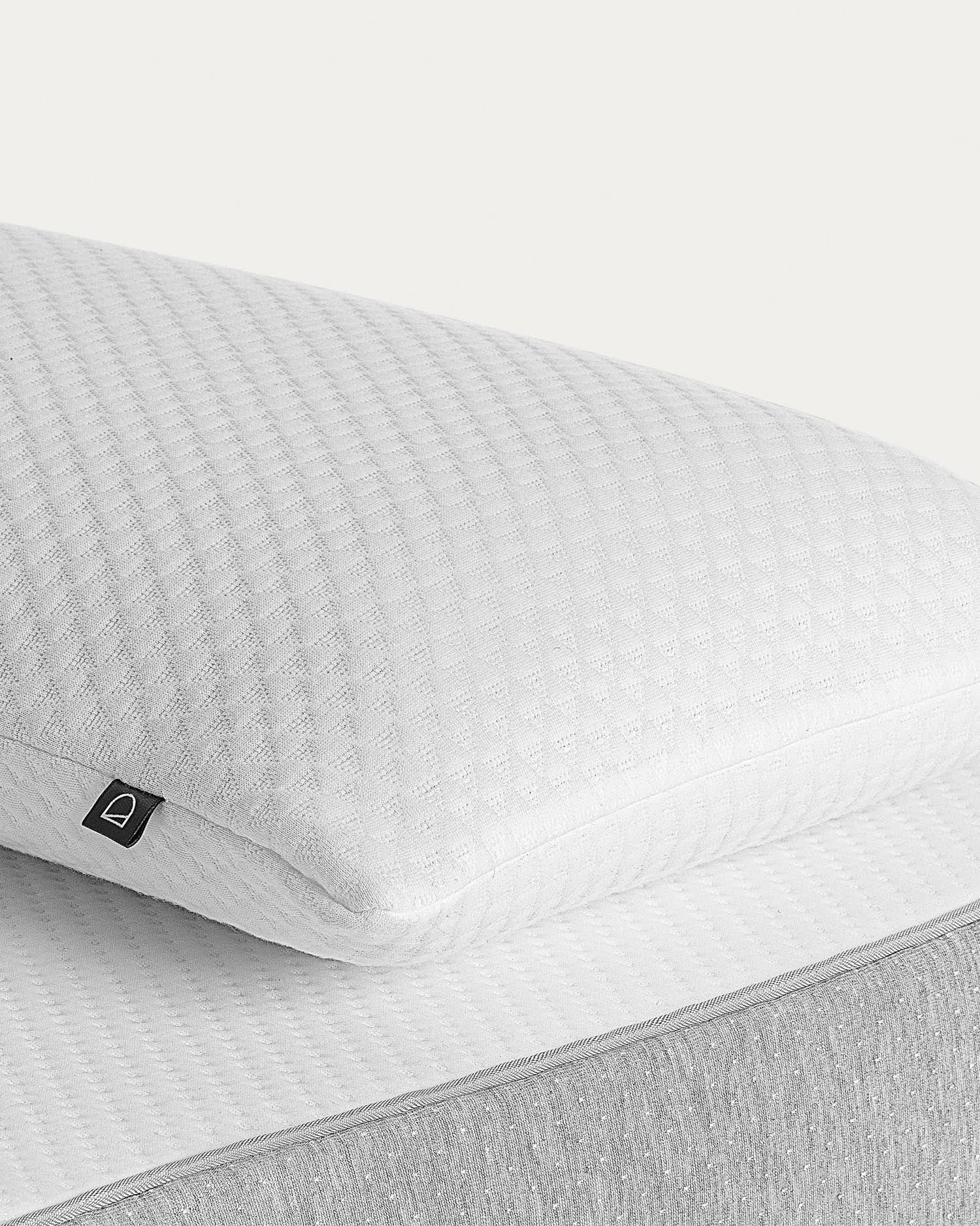 Sasa Kissen 33x80 cm von Kave Home: Viscoelastisch, stilvoll und vielseitig für Sitzkomfort und Nackenstütze. Perfekt für jeden Wohnstil!