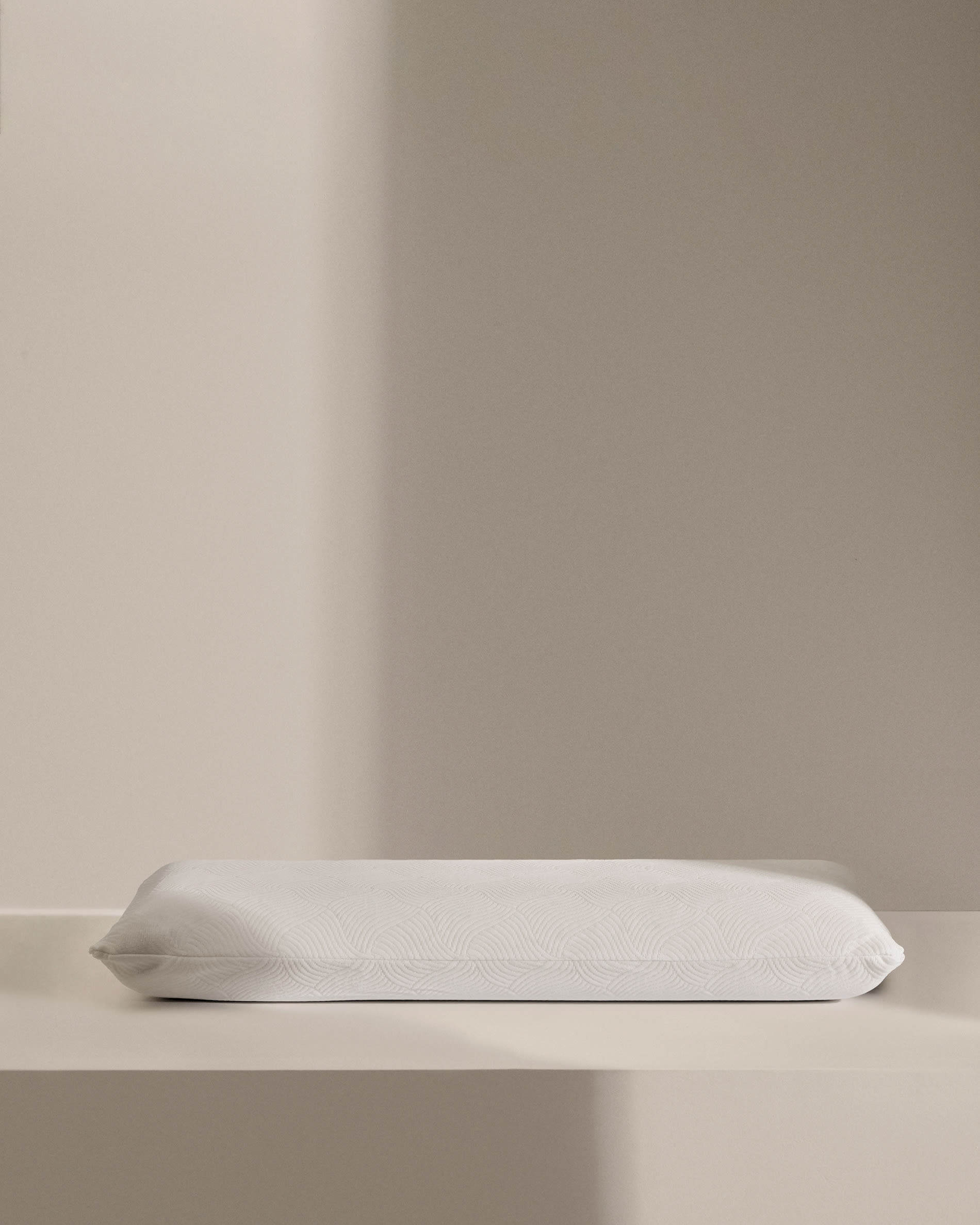 Das Sasa Kissen von Kave Home, 33x90 cm, bietet viskoelastischen Komfort für optimalen Schlaf und ergonomische Unterstützung.