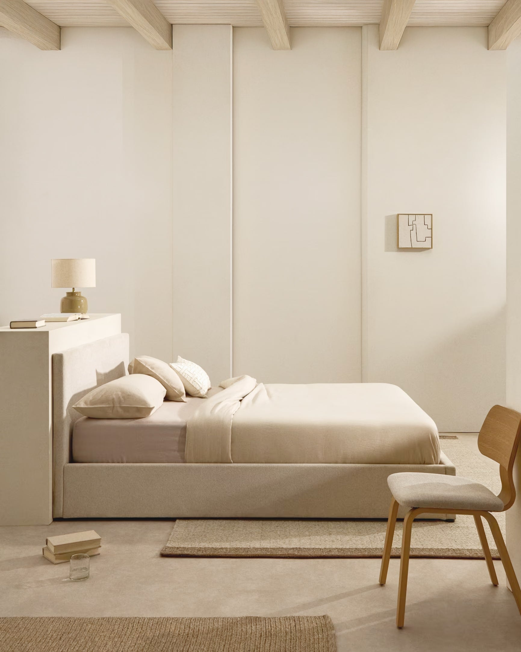 Entdecken Sie das stilvolle Bett Nahiri in beiger Chenille mit praktischem Bettkasten für Matratzen 160 x 200 cm – ideal für modernen Komfort und Ordnung.