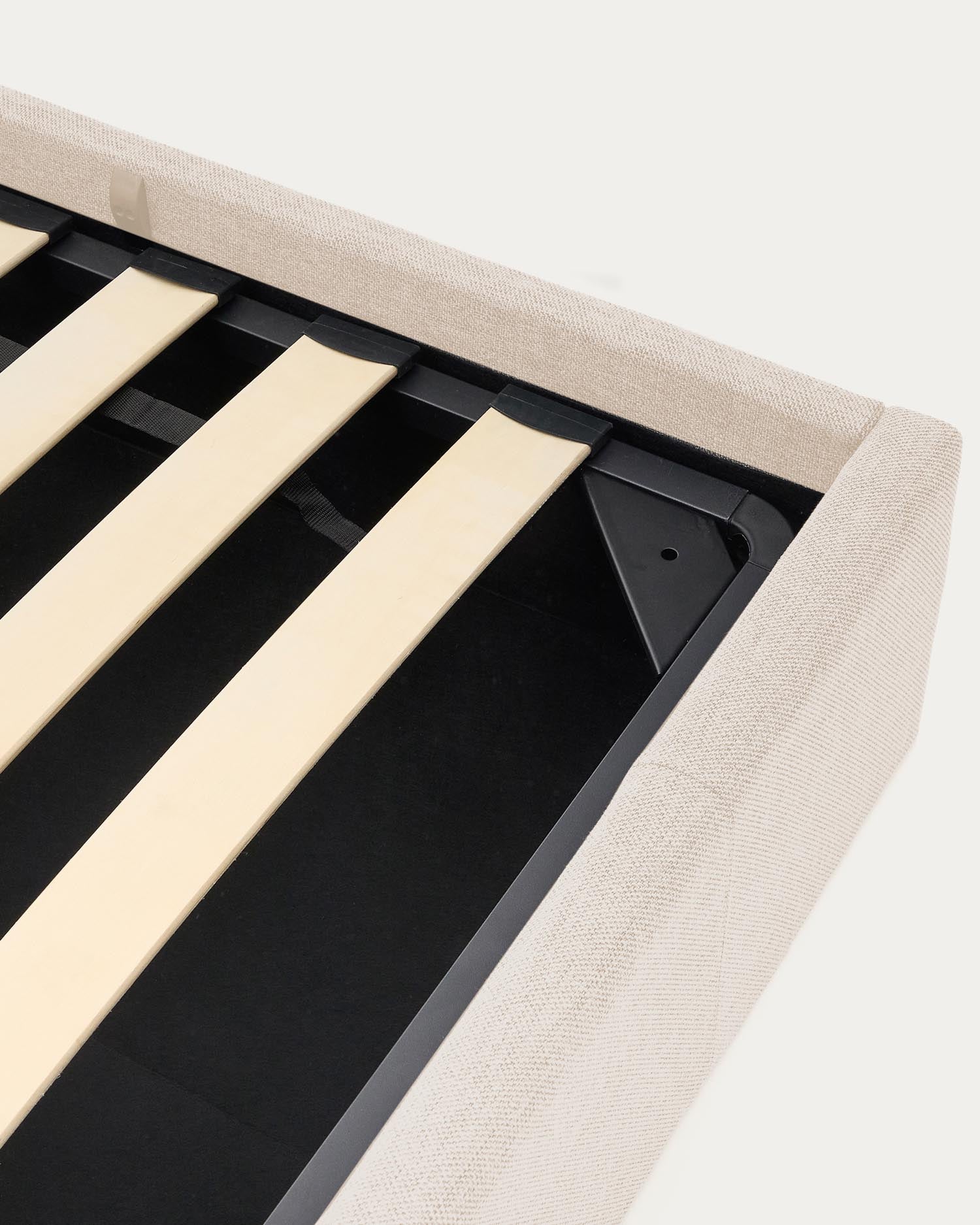 Entdecken Sie das stilvolle Bett Nahiri in beiger Chenille mit praktischem Bettkasten. Perfekt für Matratzen 90 x 200 cm und ideal für kleine Räume!