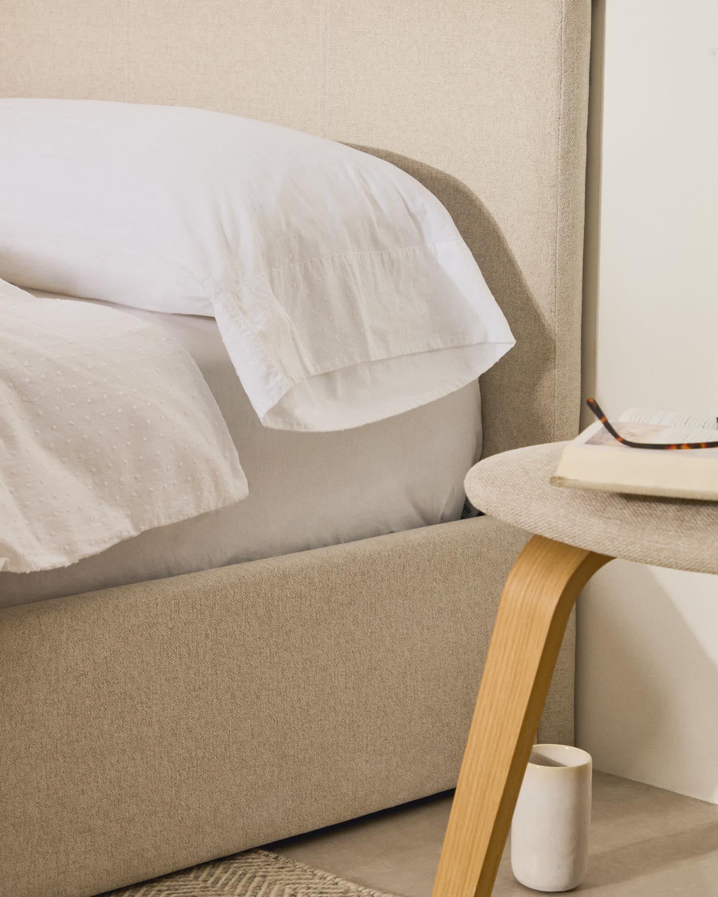 Erleben Sie das elegante Bett Nahiri in beiger Chenille, das mit einem praktischen Bettkasten überzeugt. Ideal für Matratzen 90 x 200 cm und stilvolle Schlafzimmergestaltung!