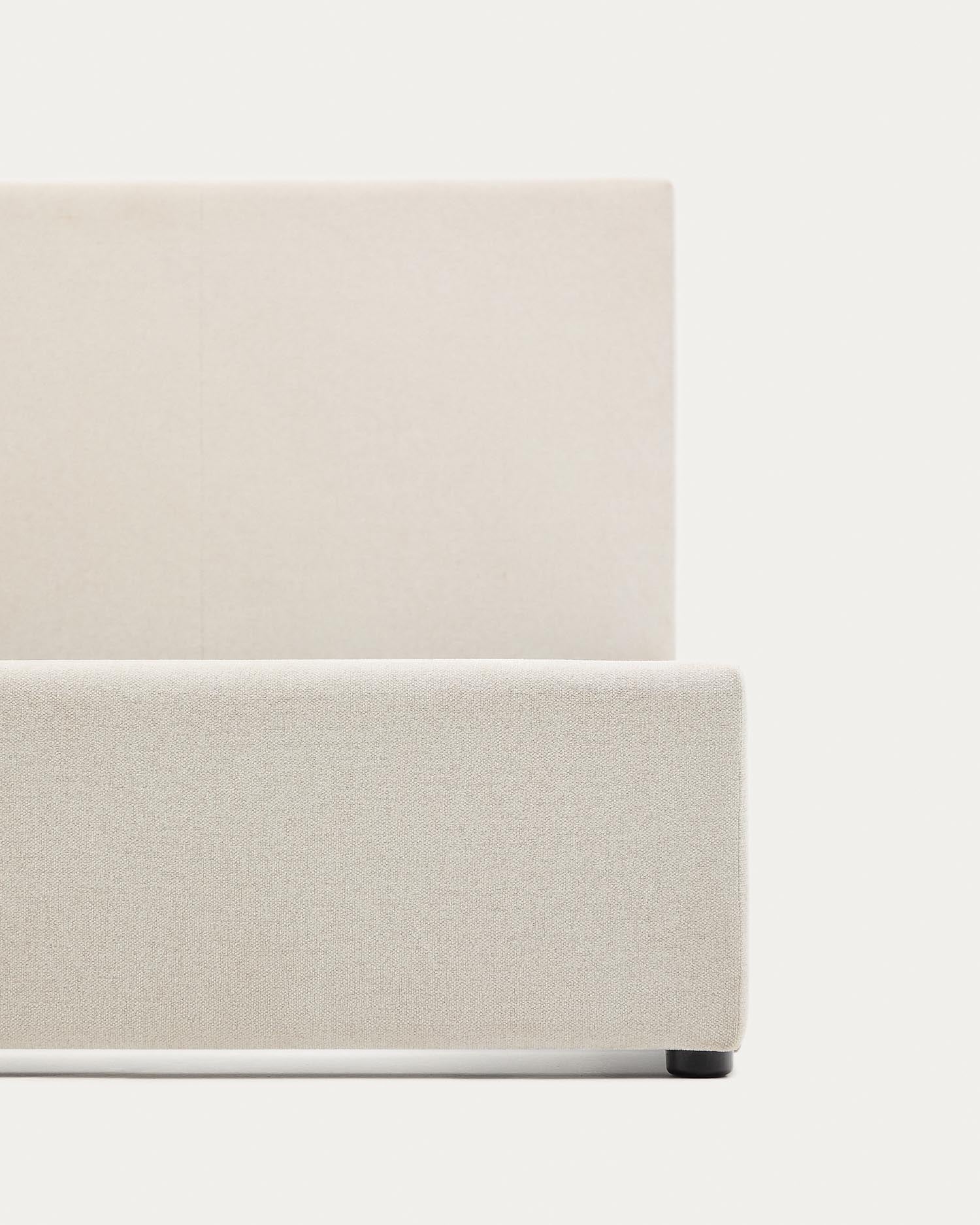 Entdecken Sie das stilvolle Bett Nahiri in beiger Chenille mit praktischem Bettkasten für optimalen Stauraum und erholsamen Schlaf.