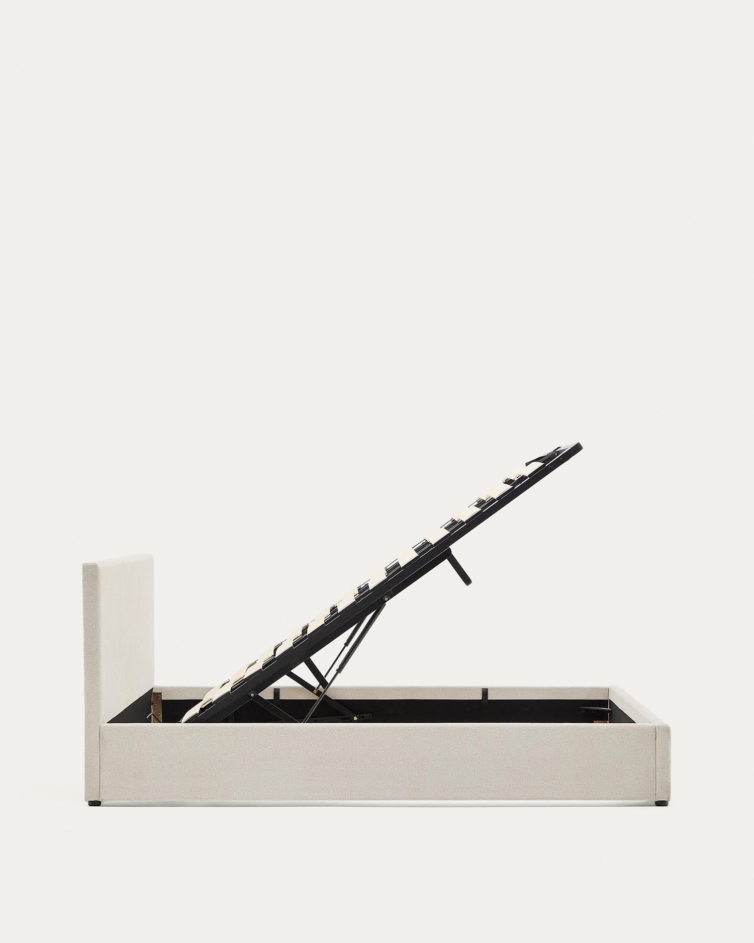 Entdecken Sie das stilvolle Bett Nahiri in beiger Chenille, das mit einem praktischen Bettkasten für zusätzlichen Stauraum und eleganten Komfort überzeugt.