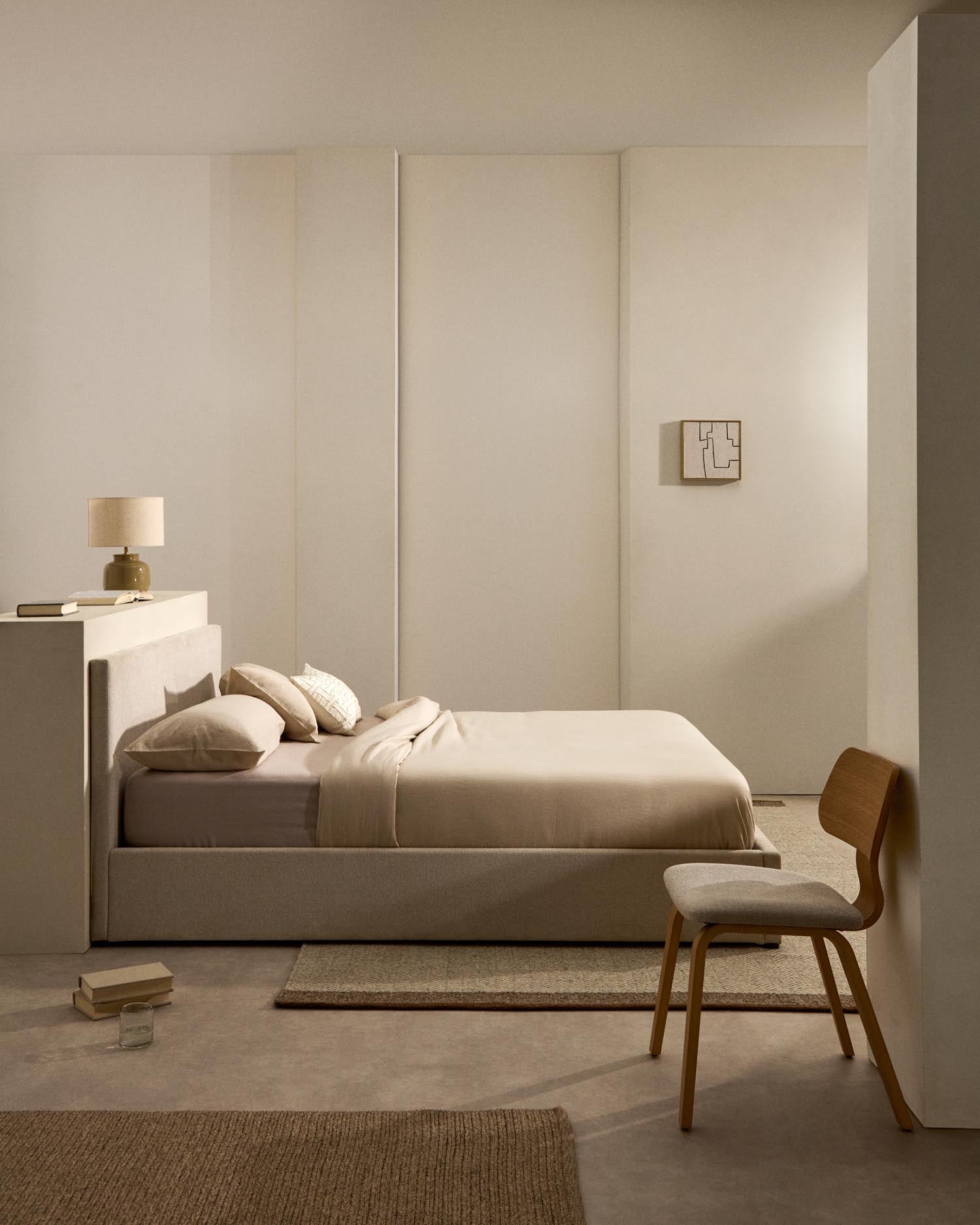 Erleben Sie das elegante Bett Nahiri in beiger Chenille, das Komfort und praktischen Stauraum vereint – perfekt für Ihr modernes Schlafzimmer!