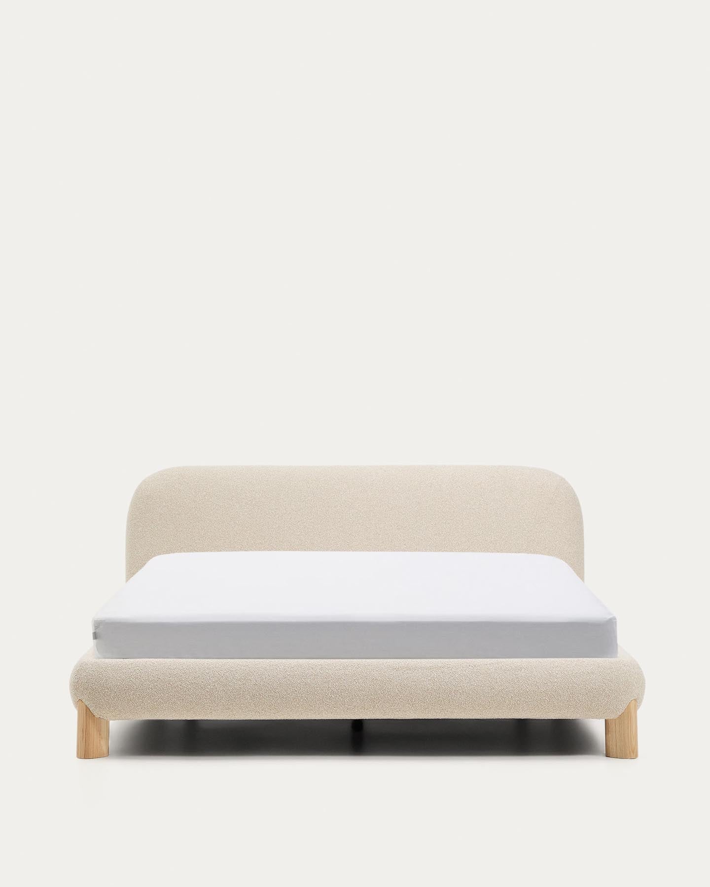 Bett Odina mit abnehmbarem Bezug aus ecrufarbenem Boucléstoff sowie Beinen aus massivem Es in Beige präsentiert im Onlineshop von KAQTU Design AG. Bett ist von Kave Home