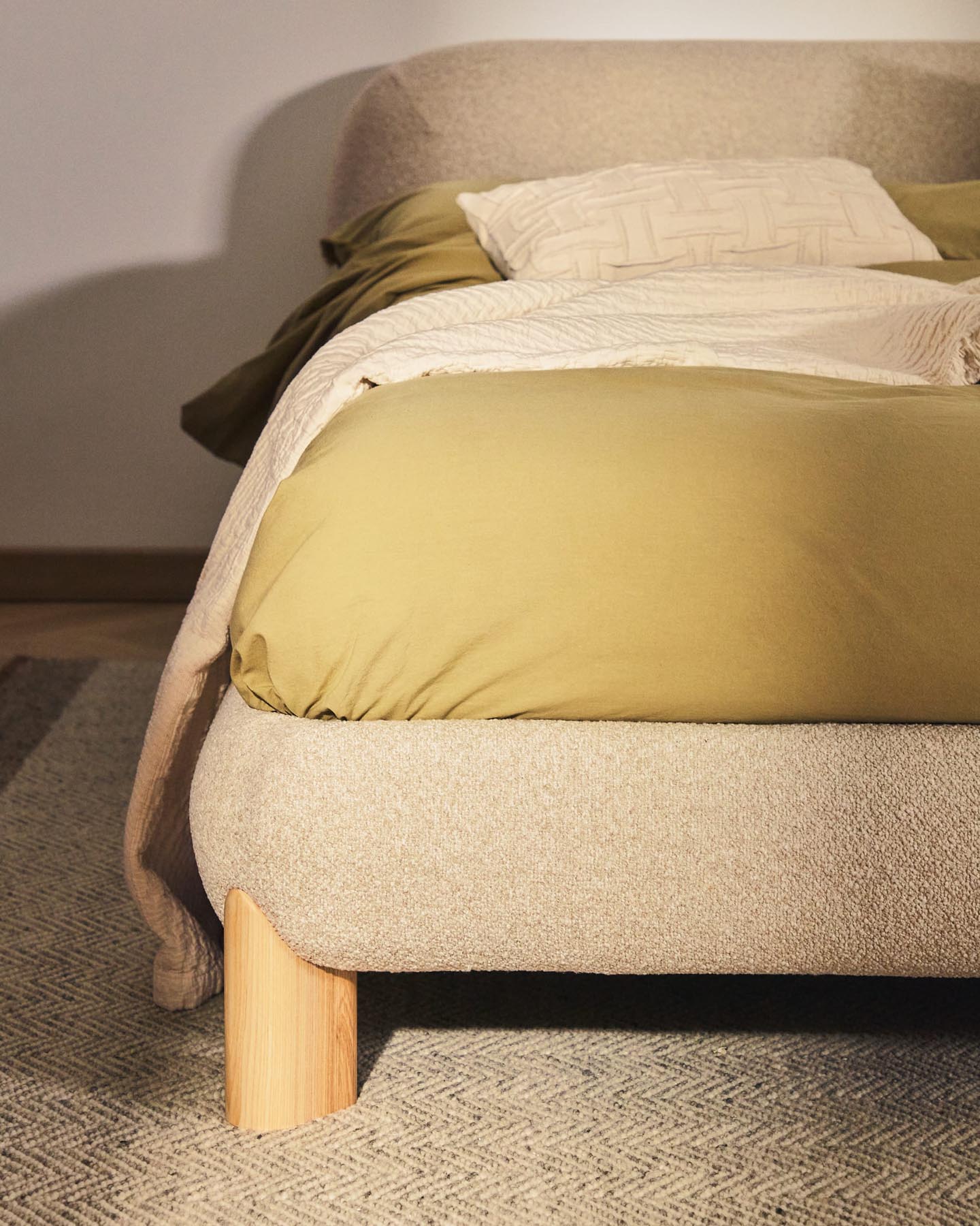 Erleben Sie das Bett Odina von Kave Home: edler Boucléstoff in Ecru, abnehmbarer Bezug und robuste Eschenbeine für höchsten Schlafkomfort.