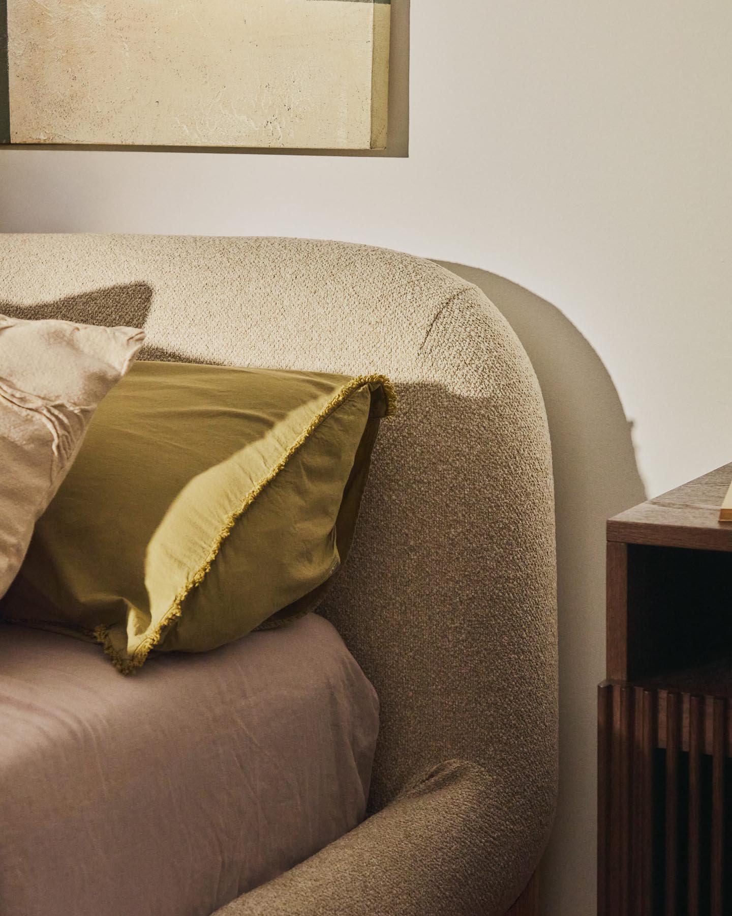 Entdecken Sie das Bett Odina von Kave Home: stilvoller Boucléstoff in Ecru, pflegeleichter abnehmbarer Bezug und stabile Eschenbeine für erholsame Nächte.