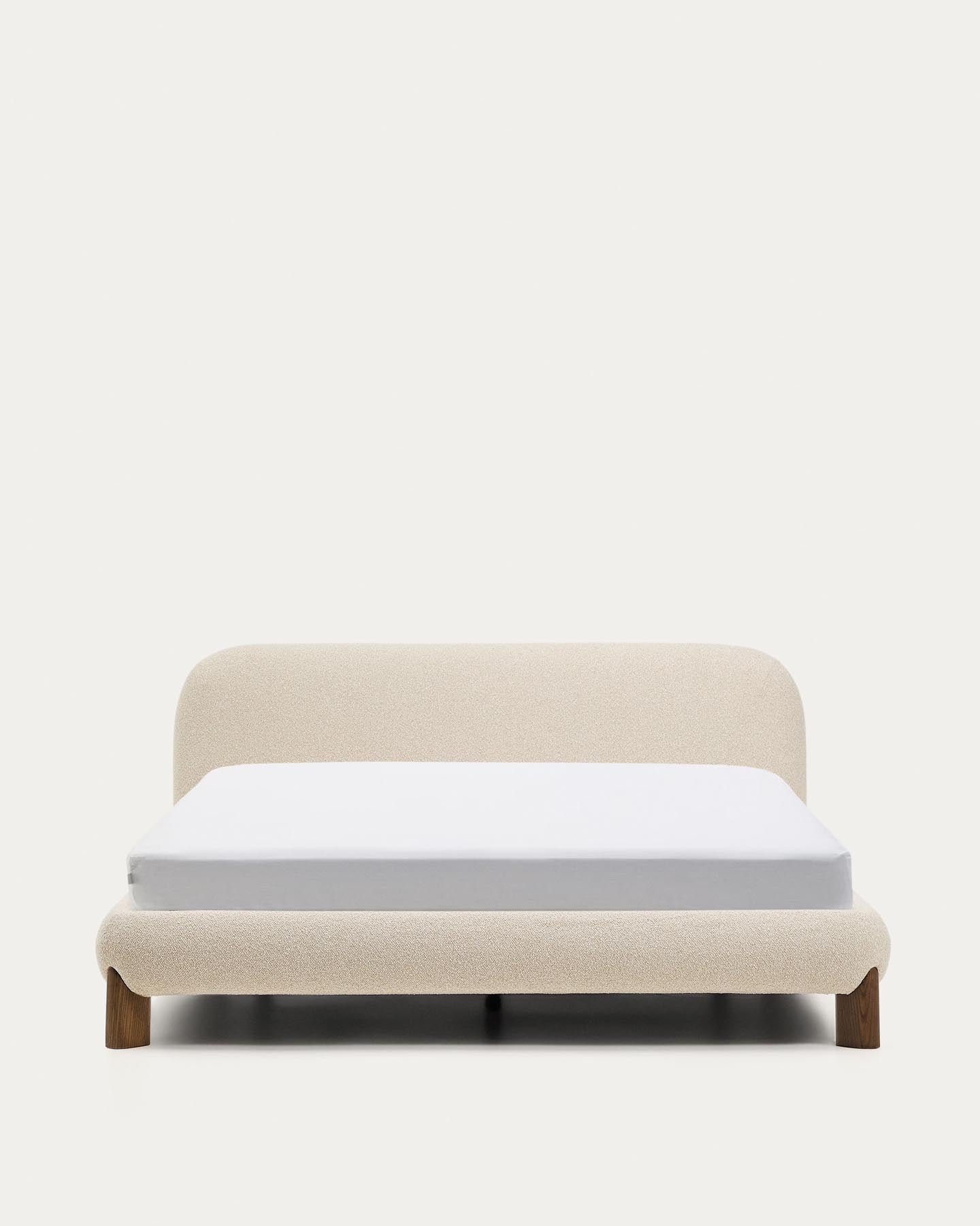 Bett Odina mit abnehmbarem Bezug aus ecrufarbenem Boucléstoff sowie Beinen aus massivem Es in Beige präsentiert im Onlineshop von KAQTU Design AG. Bett ist von Kave Home