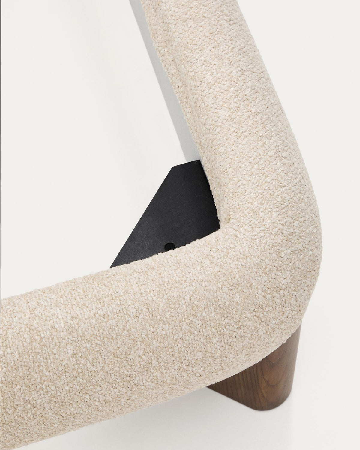 Bett Odina von Kave Home mit abnehmbarem, ecrufarbenem Boucléstoffbezug und markanten Beinen aus massivem Eschenholz, abgerundetes Design, rustikaler Stil
