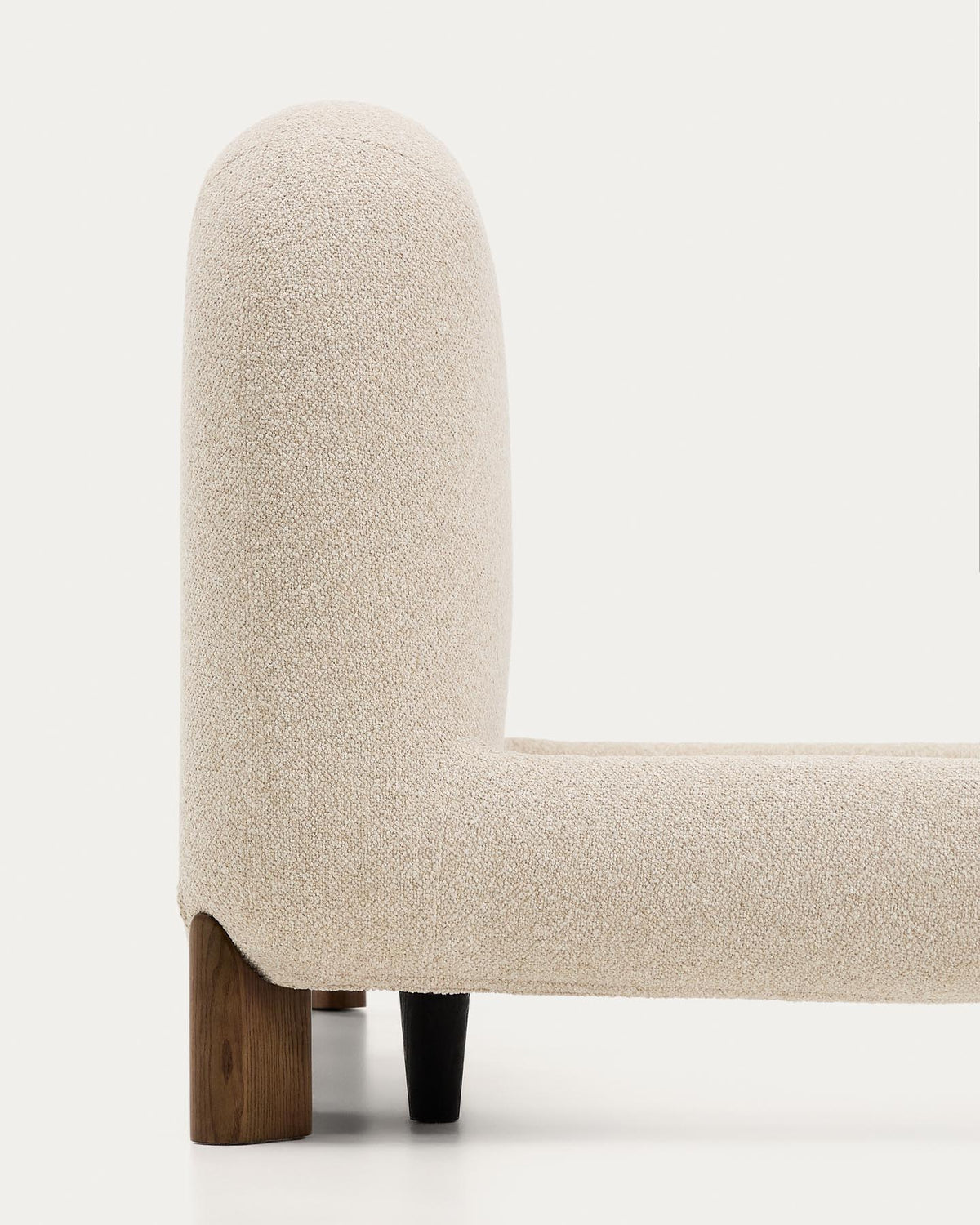 Bett Odina von Kave Home mit abnehmbarem, ecrufarbenem Boucléstoffbezug und markanten Beinen aus massivem Eschenholz, abgerundetes Design, rustikaler Stil