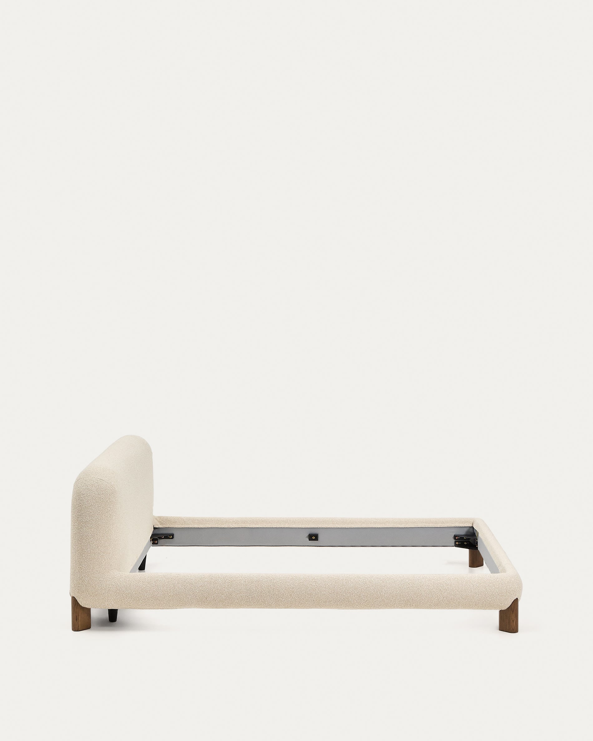 Erleben Sie das Bett Odina von Kave Home: Eleganter Boucléstoff in Ecru, abnehmbarer Bezug für Pflegeleichtigkeit und robuste Eschenbeine für besten Schlafkomfort.