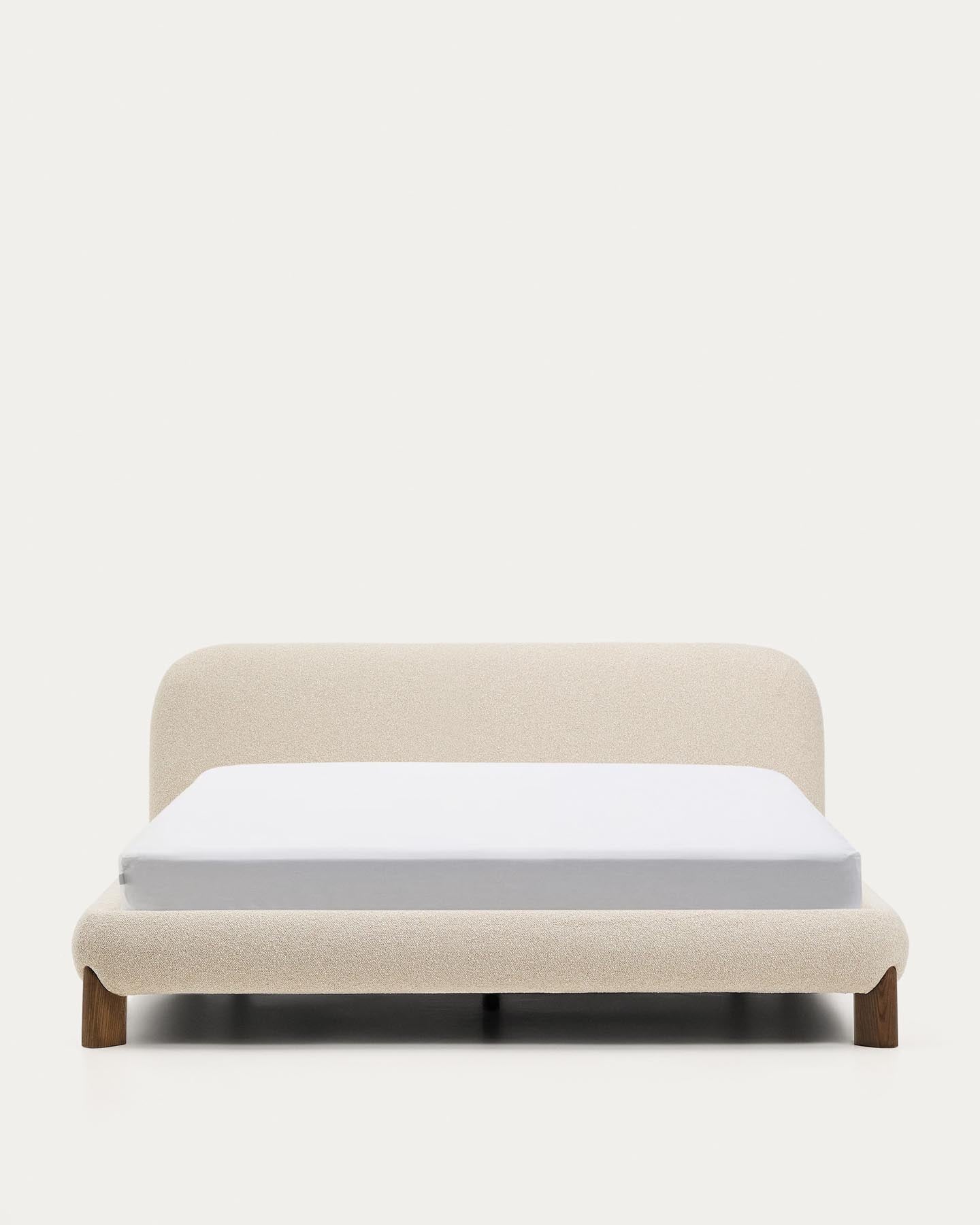 Bett Odina mit abnehmbarem Bezug aus ecrufarbenem Boucléstoff sowie Beinen aus massivem Es in Beige präsentiert im Onlineshop von KAQTU Design AG. Bett ist von Kave Home