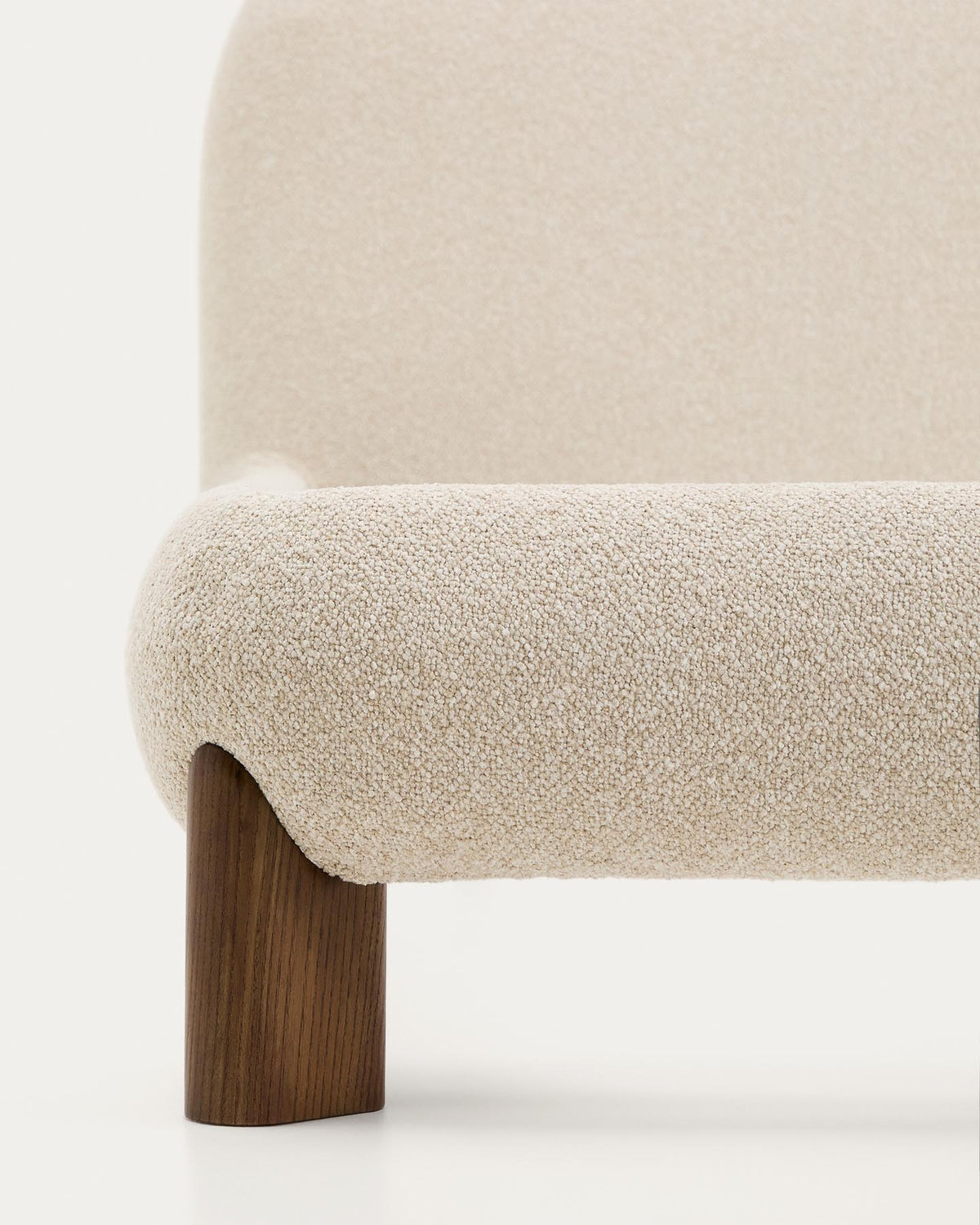 Bett Odina von Kave Home mit abnehmbarem, ecrufarbenem Boucléstoffbezug und markanten Beinen aus massivem Eschenholz, abgerundetes Design, rustikaler Stil