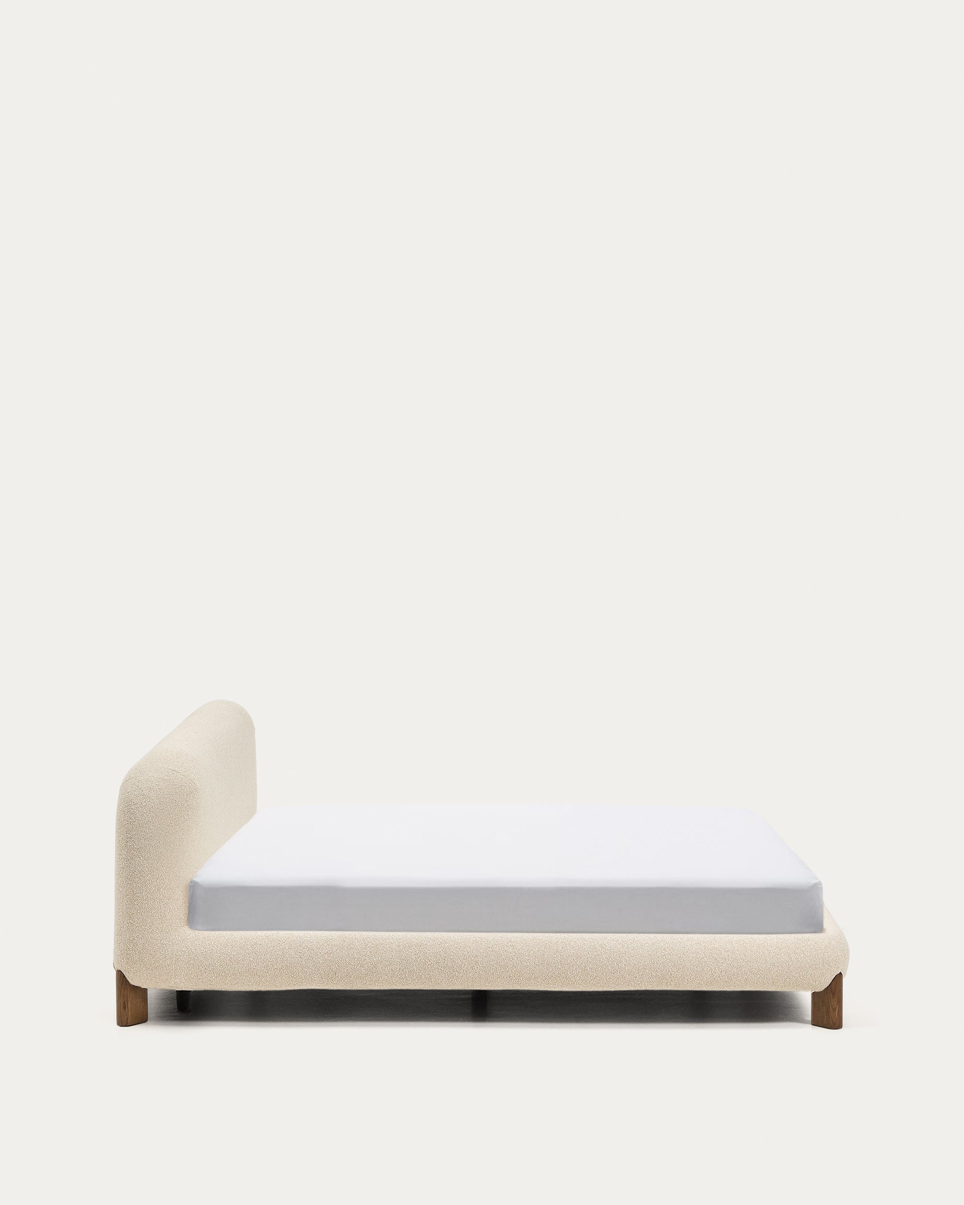 Entdecken Sie das Bett Odina von Kave Home: Stilvolles Design mit ecrufarbenem Boucléstoff, abnehmbarer Bezug für einfache Reinigung und stabile Eschenbeine.