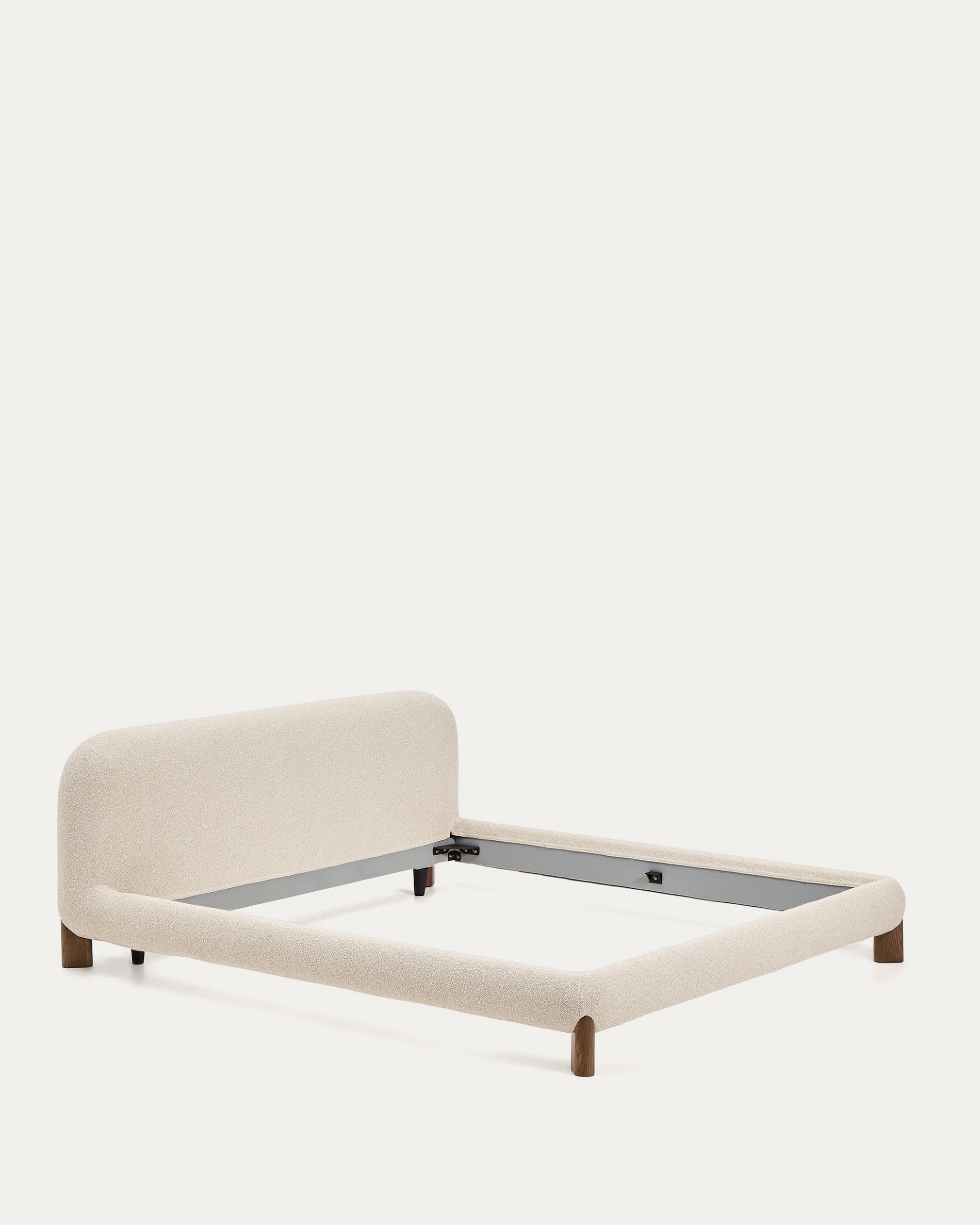 Erleben Sie das Bett Odina von Kave Home: Elegantes Bouclédesign in Ecru, abnehmbarer Bezug für mühelose Pflege und robuste Eschenbeine für Stabilität.