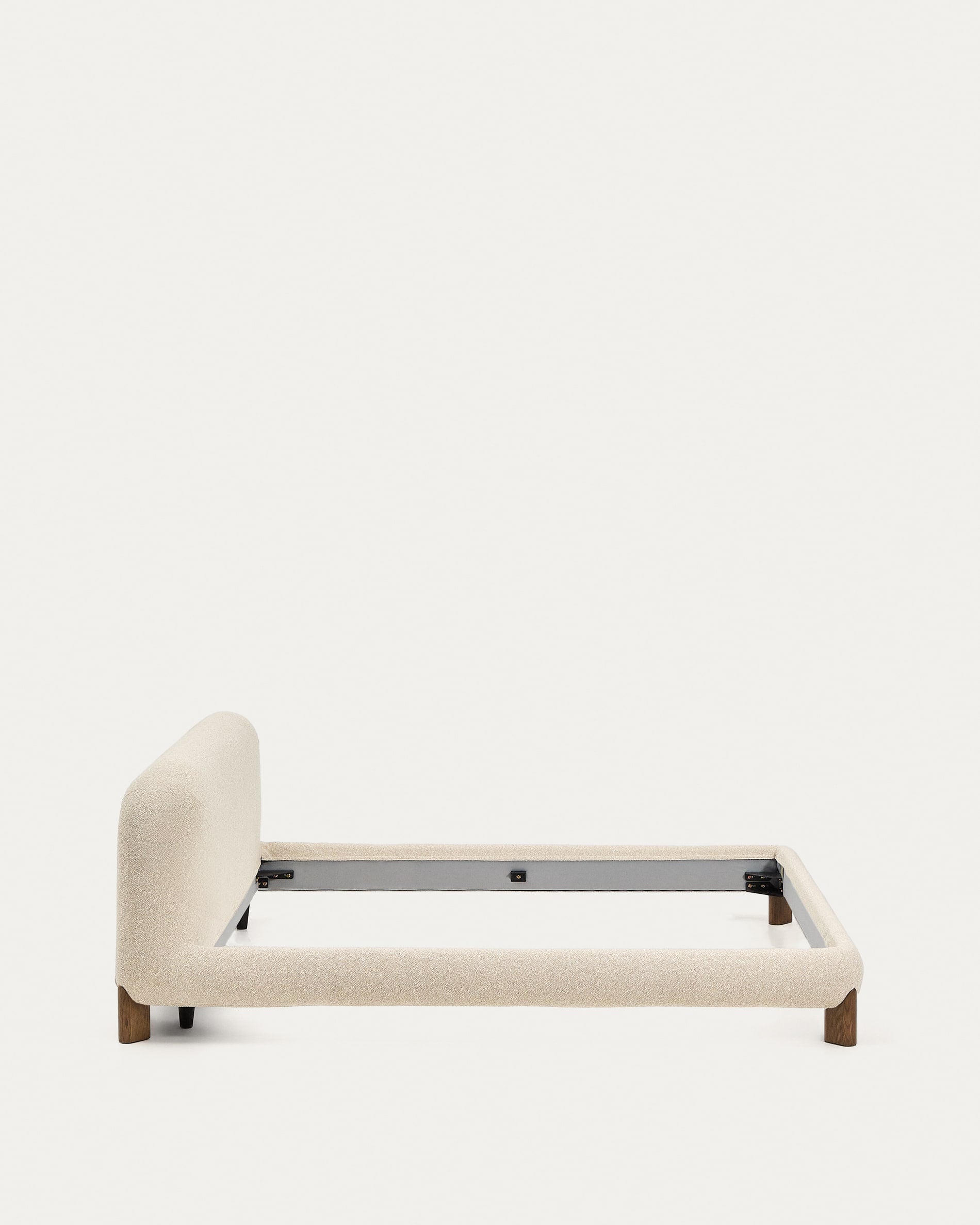 Erleben Sie das Bett Odina von Kave Home: Eleganter Boucléstoff in Ecru, abnehmbarer Bezug für Pflegeleichtigkeit und robuste Eschenbeine für besten Schlafkomfort.