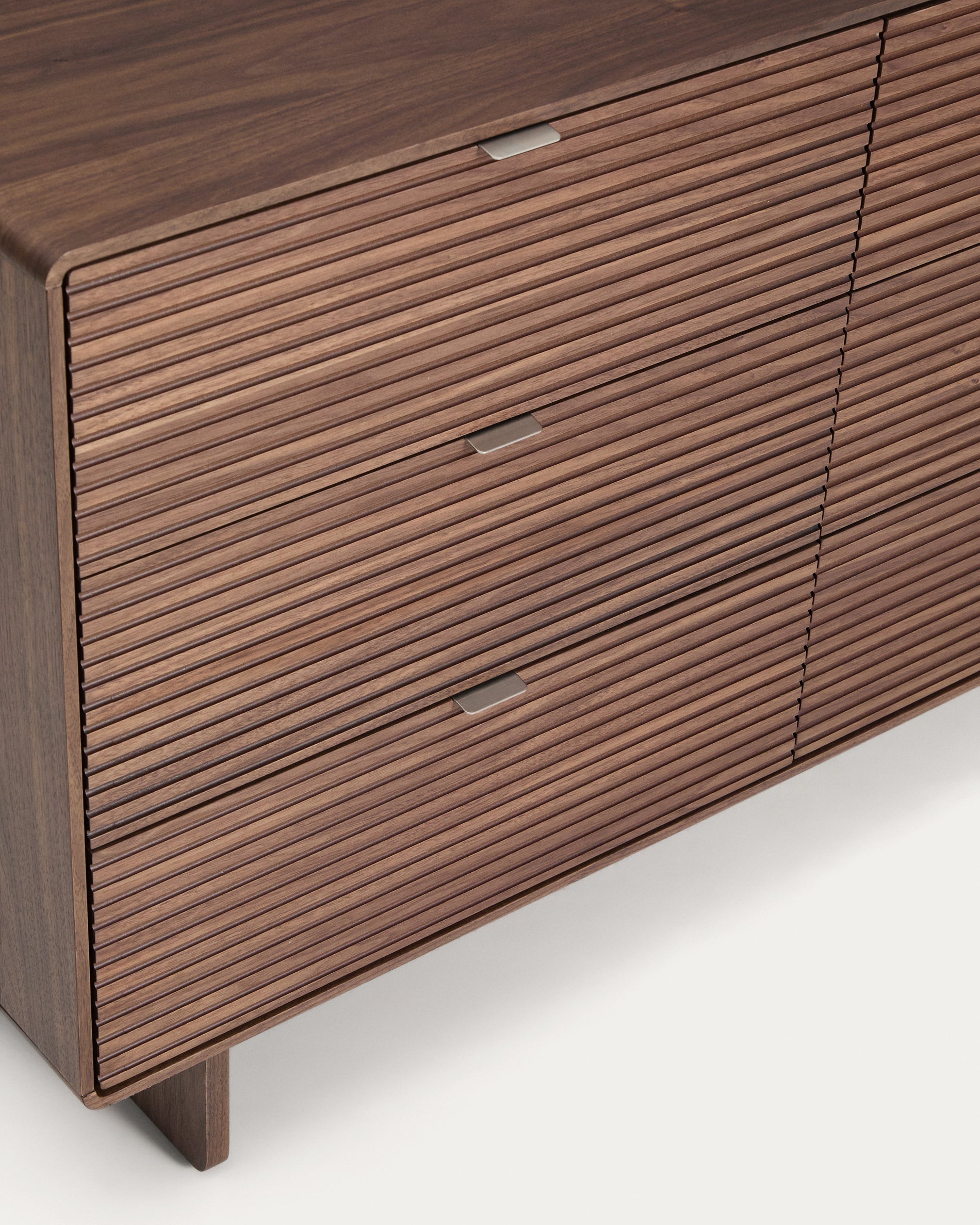 Elegante Kommode Norlen aus Nussbaumfurnier mit 6 praktischen Schubladen, ideal für stilvolle Aufbewahrungslösungen in jedem Raum.