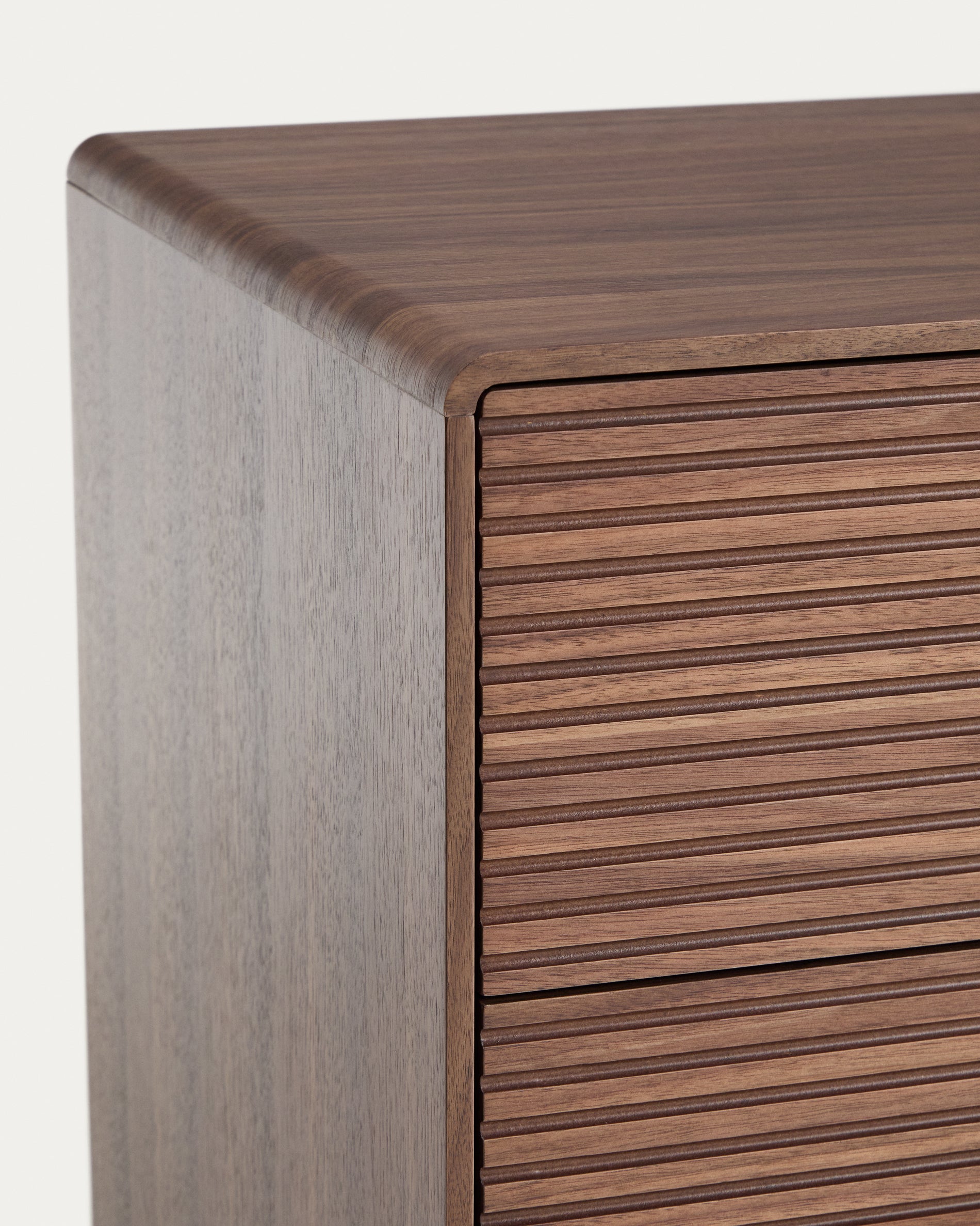 Elegante Kommode Norlen aus Nussbaumfurnier mit 6 praktischen Schubladen, ideal für stilvolle Aufbewahrungslösungen in jedem Raum.