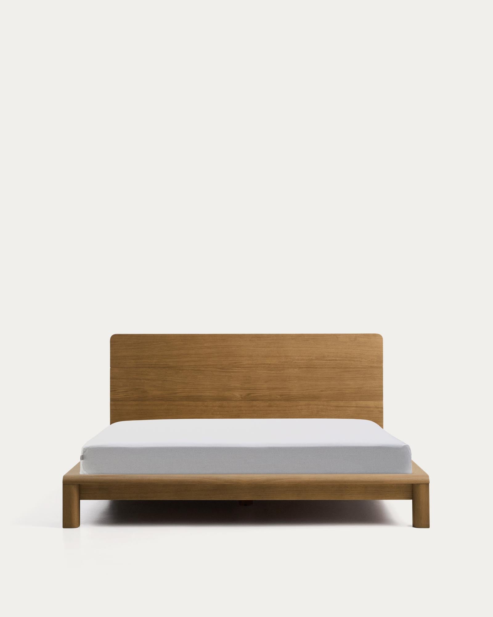 Bett Arelida aus Furnier und massivem Eichenholz mit hellbraunem Finish für Matratze 160 x 200 cm FSC Mix Credit in Braun präsentiert im Onlineshop von KAQTU Design AG. Bett ist von Kave Home