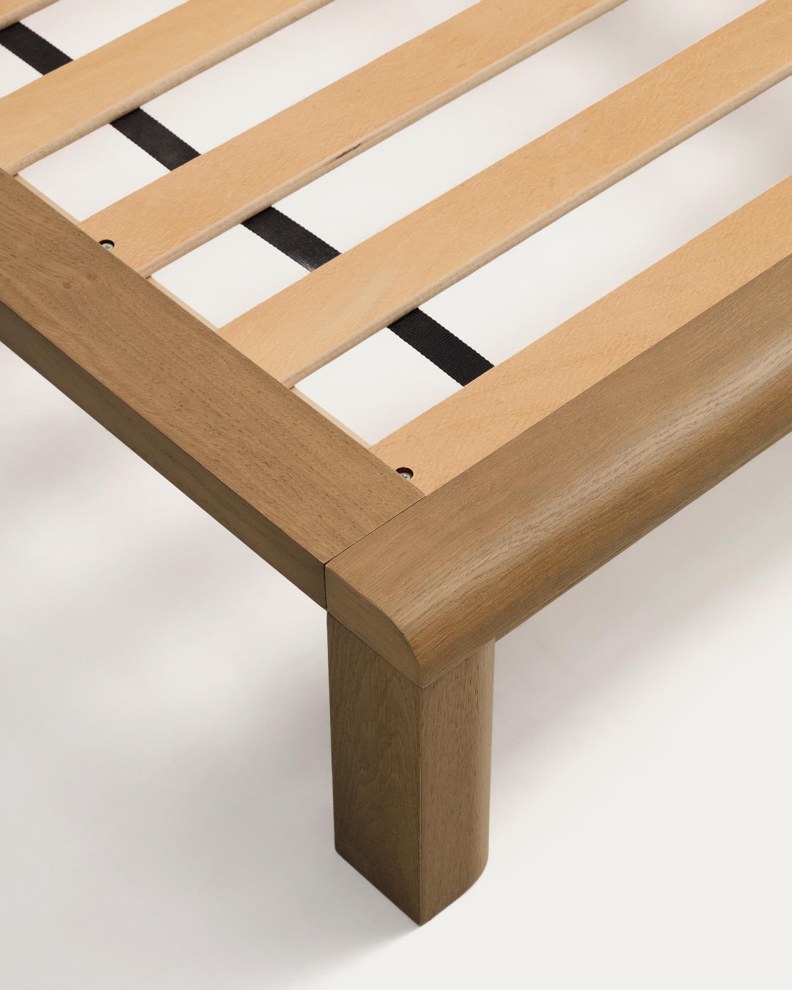 Stilvolles Bett Arelida aus robustem Eichenholz mit hellbraunem Finish, geeignet für Matratzen der Größe 160 x 200 cm, umweltfreundlich und nachhaltig.