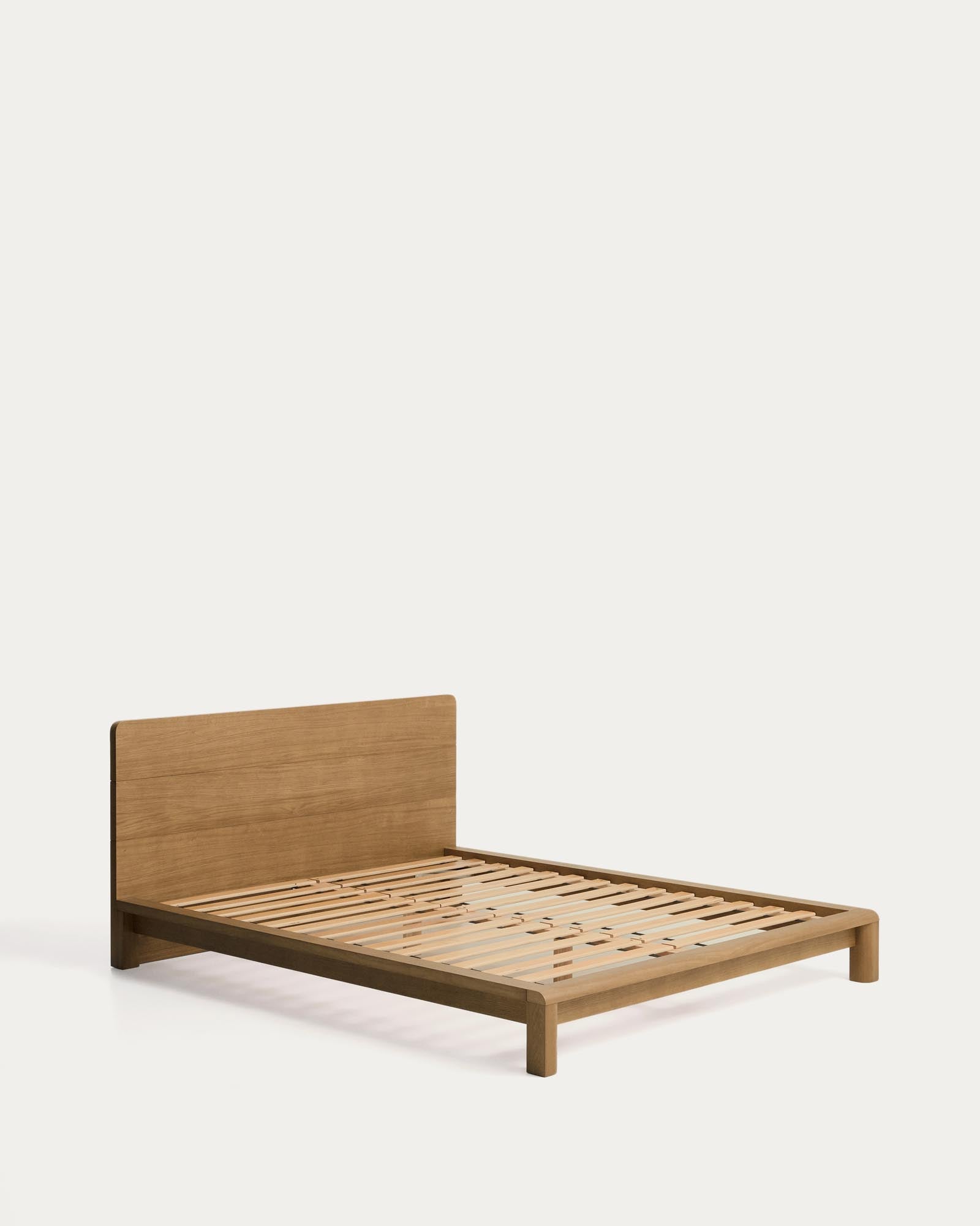 Elegantes Bett Arelida aus hochwertigem Eichenfurnier und massivem Holz, ideal für eine 160 x 200 cm Matratze, mit einem warmen, hellbraunen Farbton.