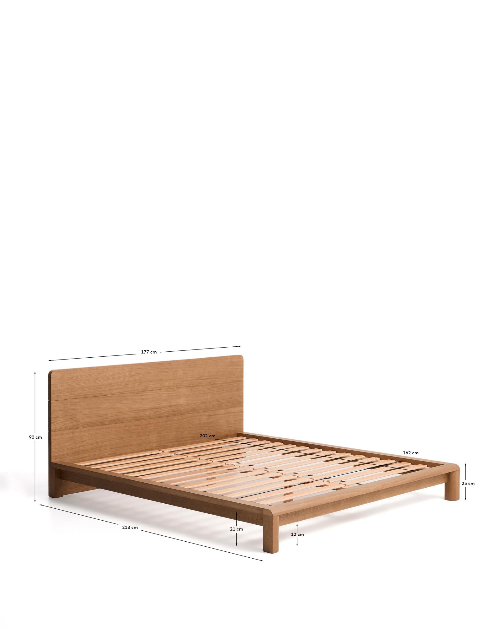 Stilvolles Bett Arelida aus robustem Eichenholz und Furnier, perfekt für eine Matratze von 160 x 200 cm, in einem sanften hellbraunen Finish.