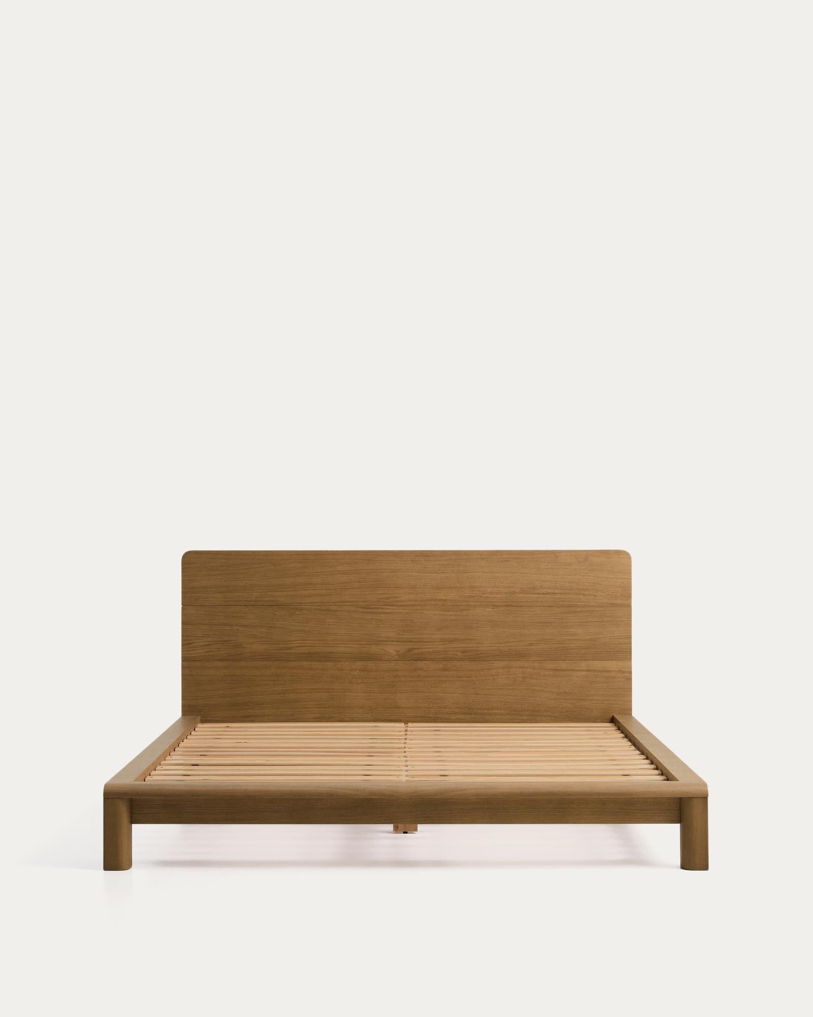 Stilvolles Bett Arelida aus massivem Eichenholz und Furnier, in einem sanften hellbraunen Finish, passend für Matratzen 160 x 200 cm.