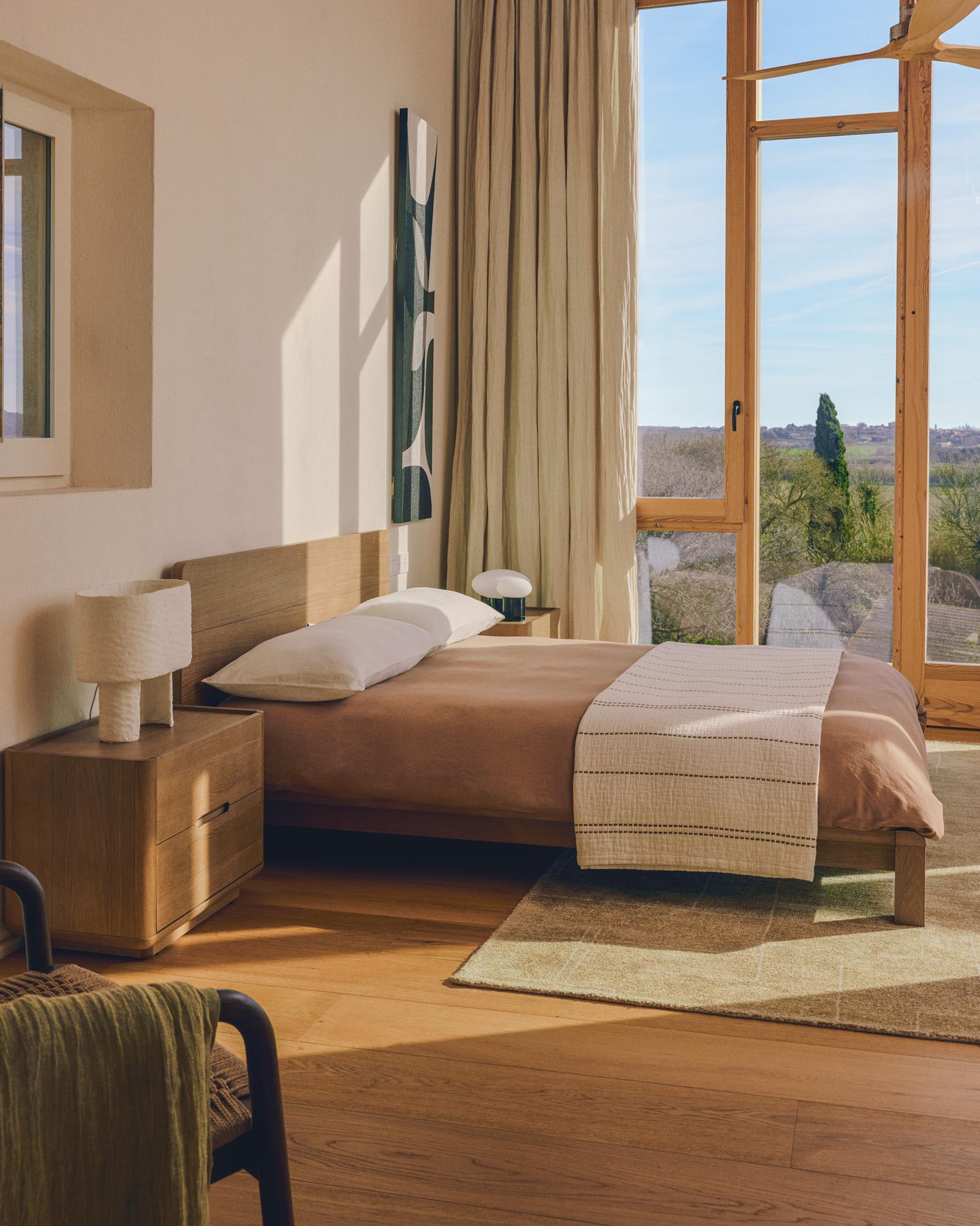 Elegantes Bett Arelida aus hochwertigem Eichenholz mit warmem, hellbraunem Finish, ideal für Matratzen 160 x 200 cm, von Kave Home.