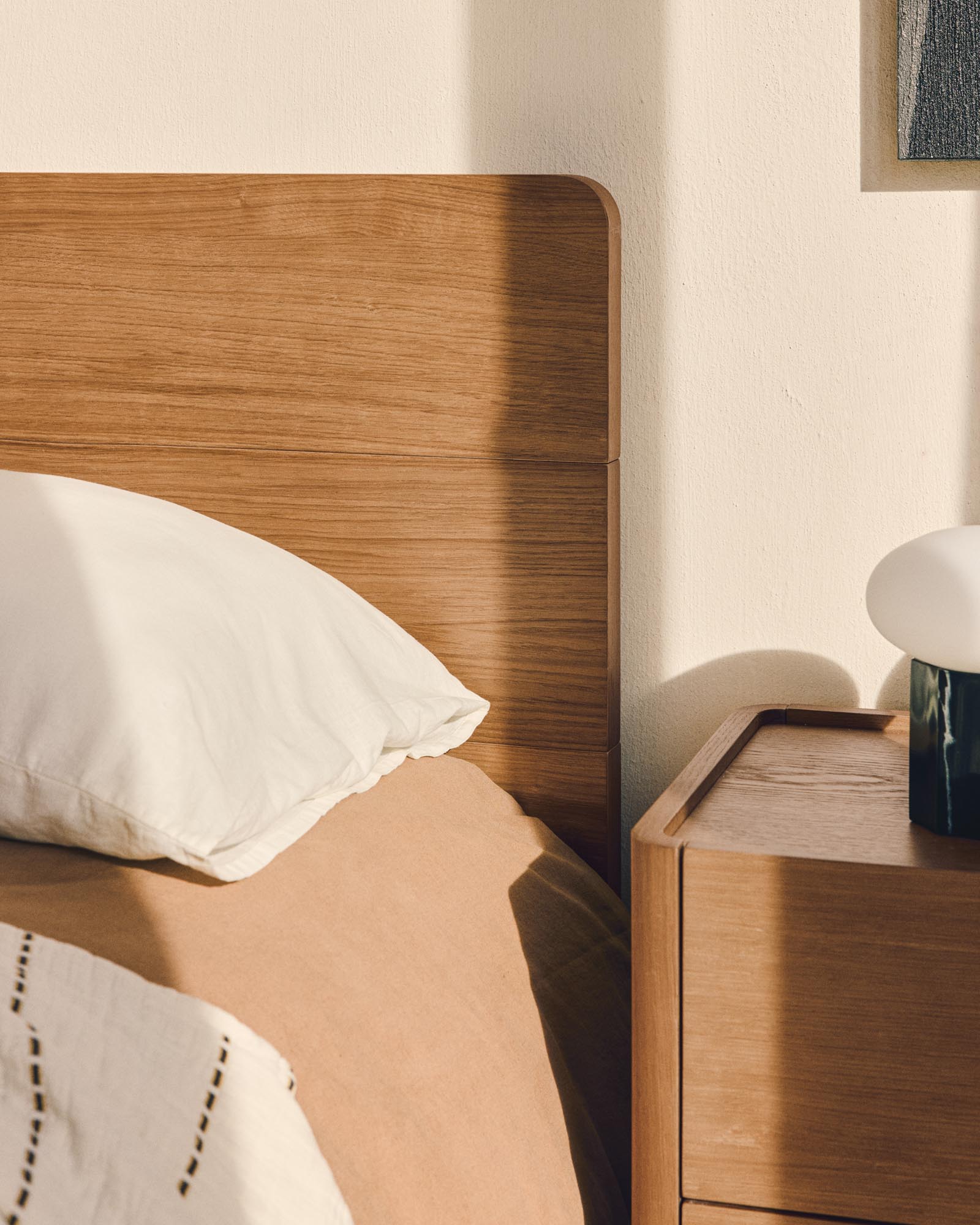 Stilvolles Bett Arelida aus robustem Eichenholz mit sanftem hellbraunem Finish, perfekt für Matratzen der Größe 160 x 200 cm.